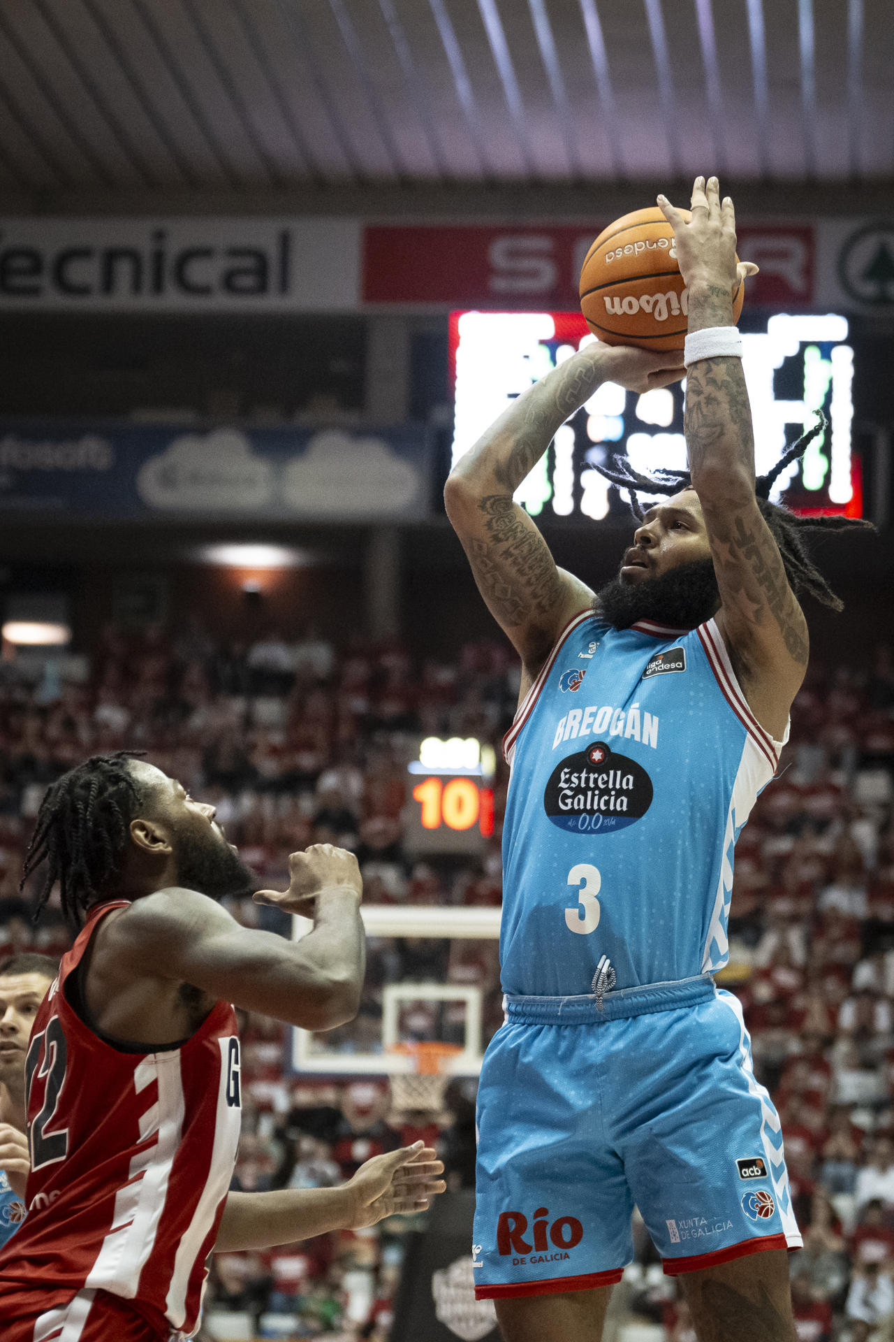 El base del Breogán Devone Grant (d) lanza a canasta ante el base del Girona Aljami Durham (i) durante el encuentro de Liga Endesa entre Bàsquet Girona y CB Breogán celebrado este sábado en el Pabellón Municipal Girona-Fontajau. EFE/ David Borrat