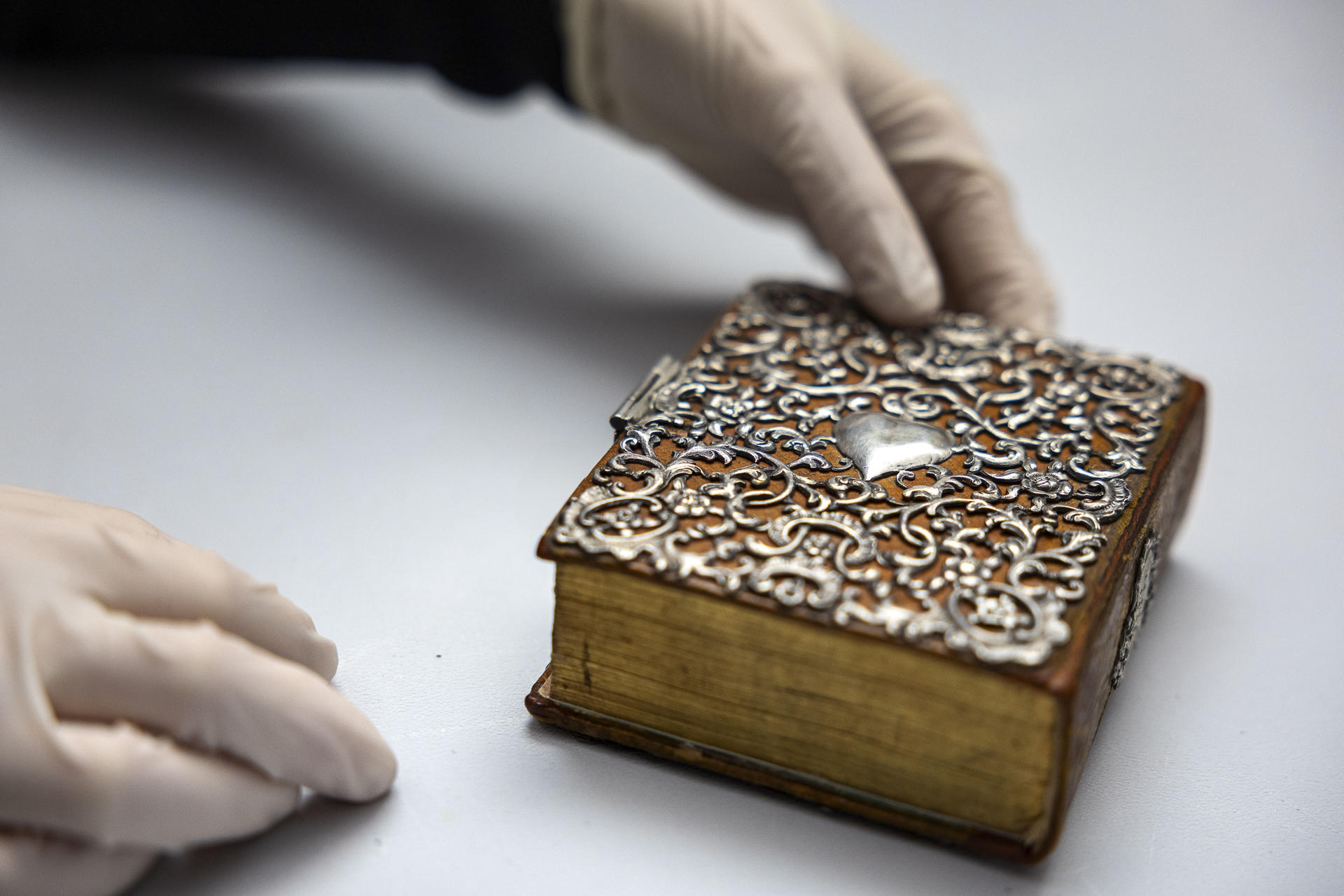 El Museo Sefardí atesora un fondo bibliográfico de más de 20.000 piezas, la más antigua una gramática hebrea de 1526, según han mostrado a EFE, con motivo del Día del Libro, los bibliotecarios del museo Diego Fernández y Bárbara Pardo tras el trabajo de reorganización realizado en ese espacio. EFE/Ismael Herrero