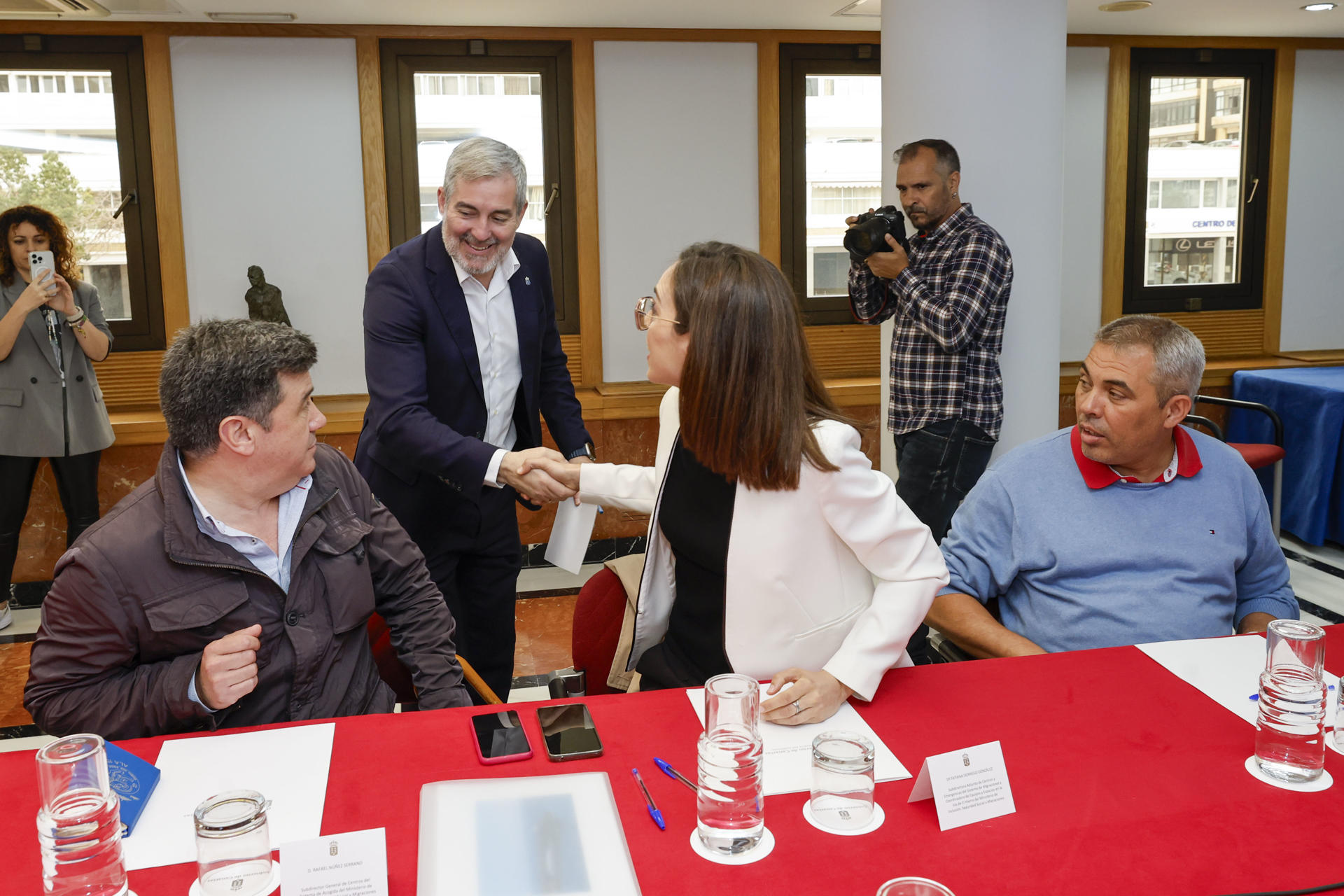 El presidente de Canarias, Fernando Clavijo (2i), y los consejeros de Agricultura, Narvay Quintero, y de Educación, Poli Suárez, participaron este miércoles en una reunión con la Delegación del Gobierno para analizar alternativas ante el uso que realiza Salvamento Marítimo del puerto de La Restinga, en el sur de El Hierro. EFE/ Elvira Urquijo A.