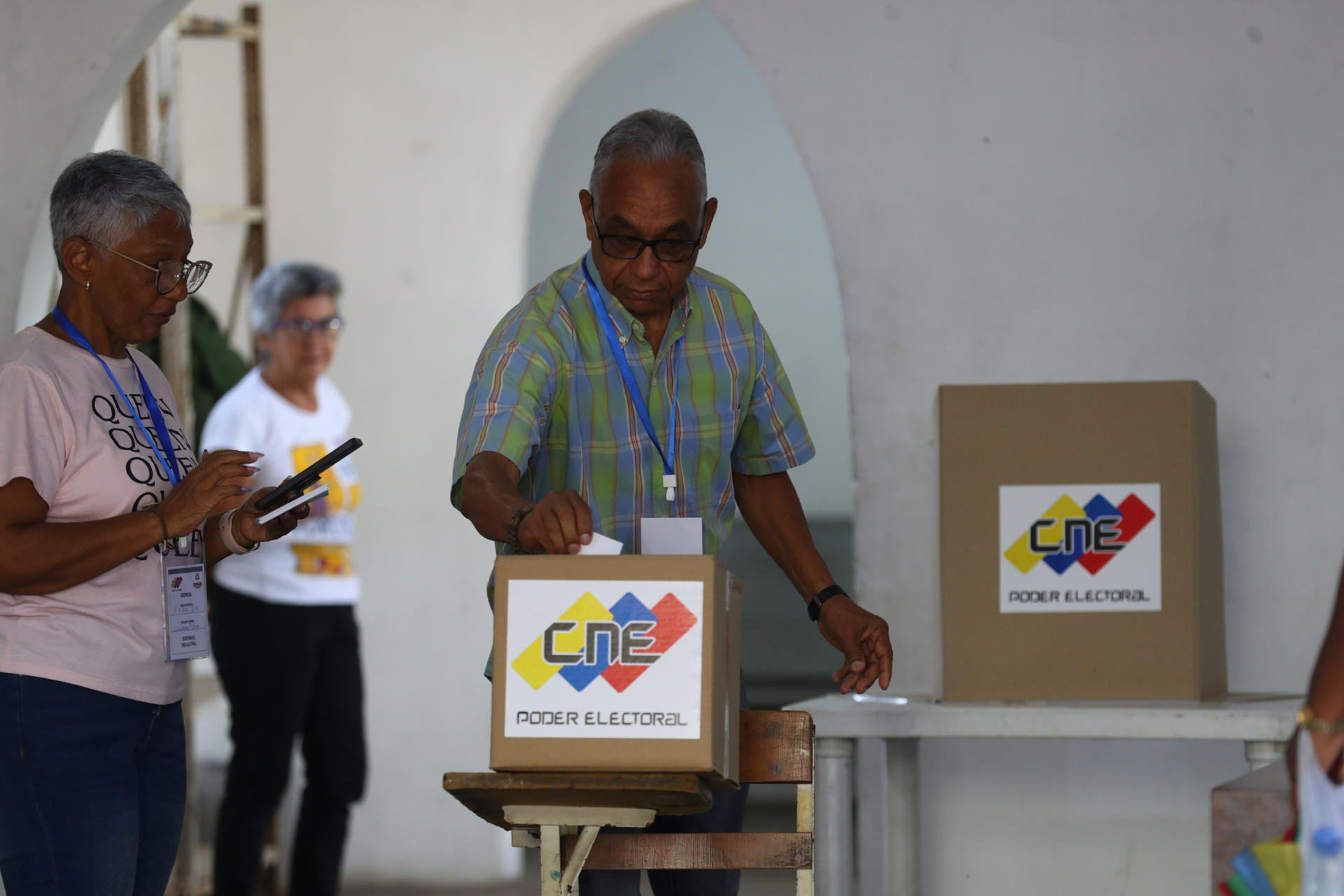 Un hombre introduce su voto en una urna durante una consulta popular este domingo, en Caracas (Venezuela). EFE/ Ronald Peña R.