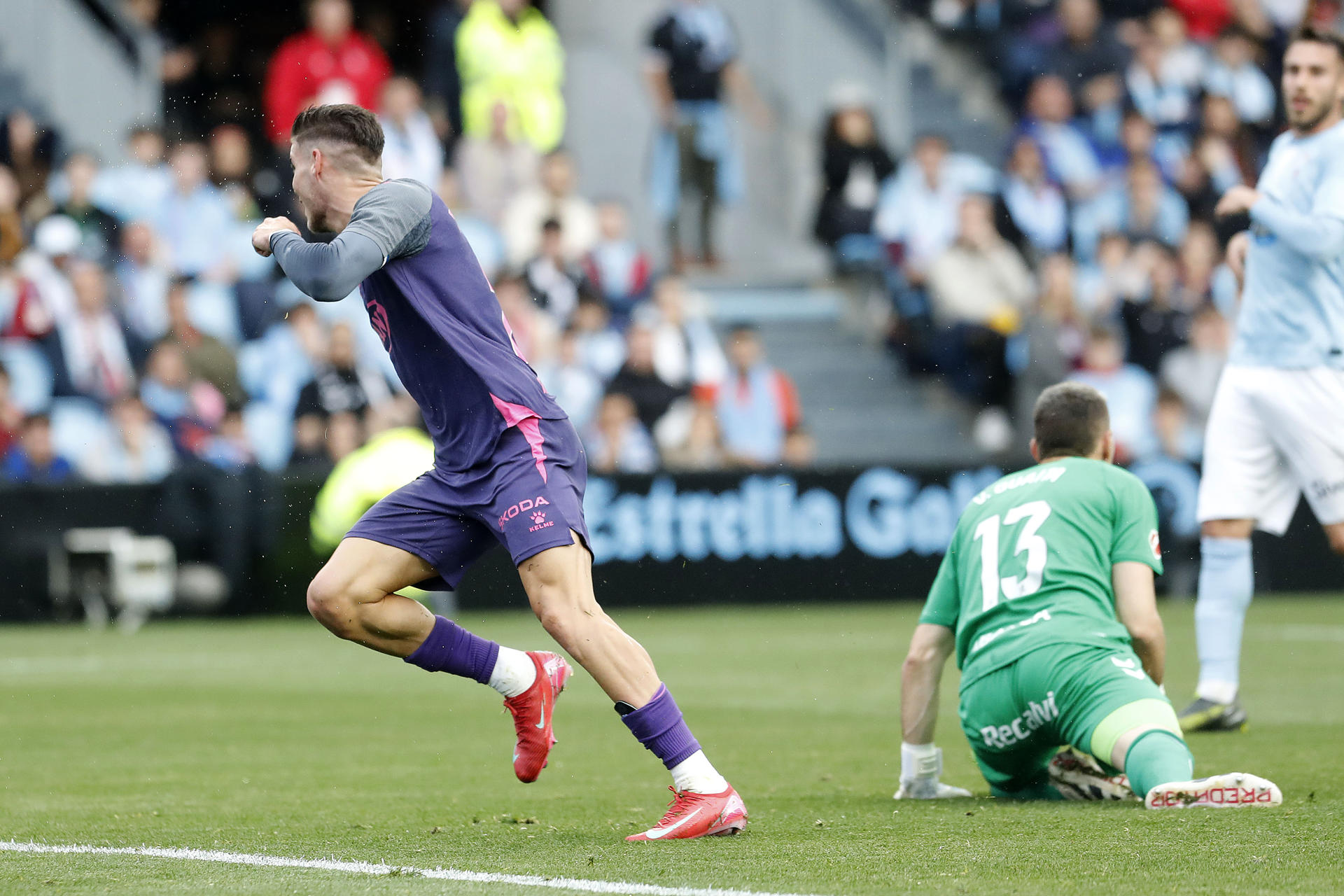 - El delantero del Espanyol Roberto Fernández (i) tras marcar ante el Celta, durante el partido de LaLiga en Primera División que Celta de Vigo y RCD Espanyol disputan en el estadio de Balaídos. EFE/Salvador Sas