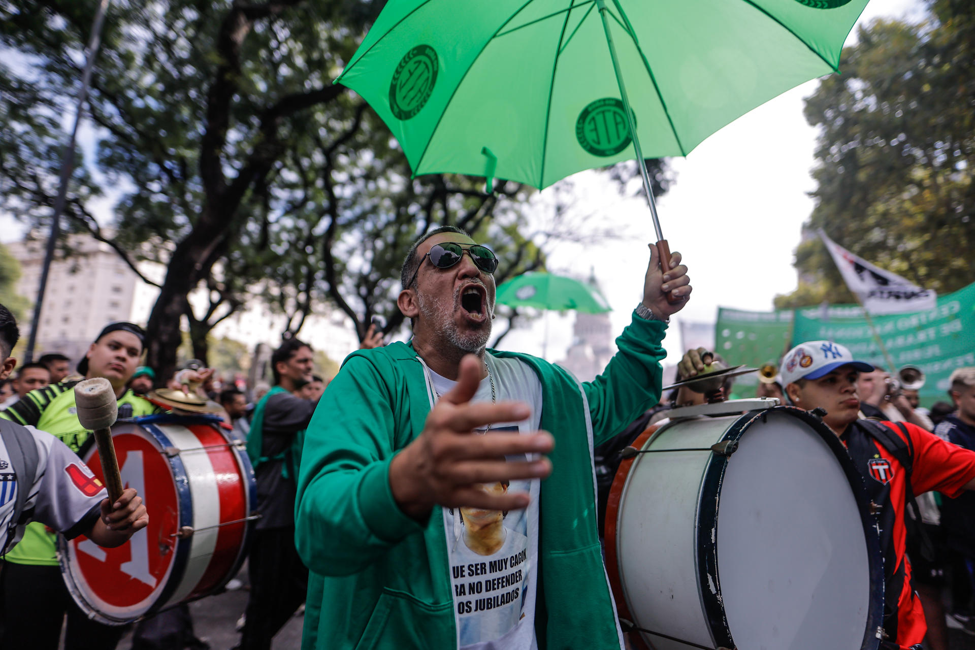 Personas se manifiestan durante una marcha este miércoles en la plaza del congreso en Buenos Aires (Argentina). EFE/Juan Ignacio Roncoroni