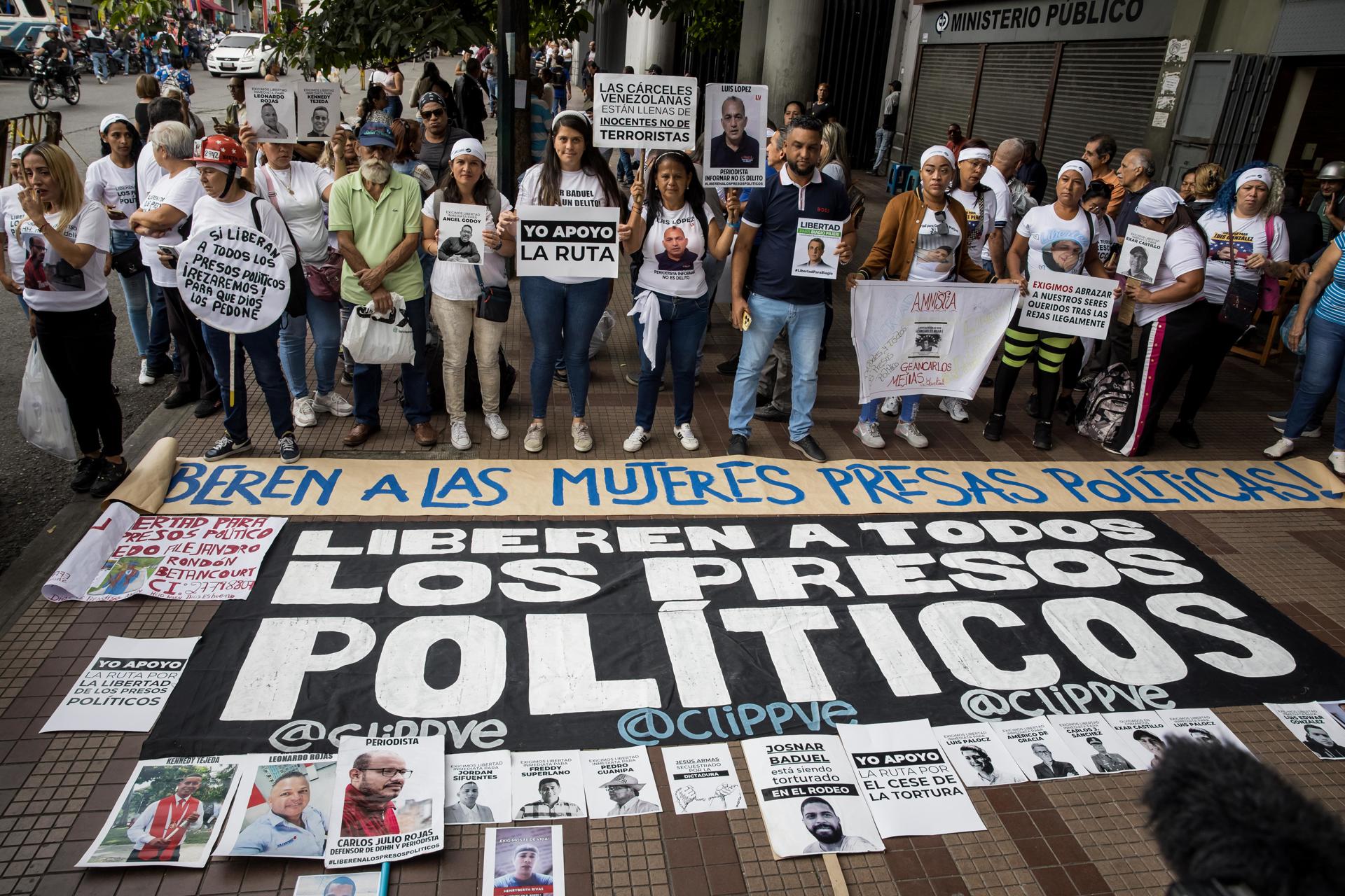 Fotografía de archivo, tomada el pasado 24 de febrero, de un grupo de familiares de los denominados "presos políticos" venezolanos, durante una protesta frente al Palacio de Justicia, en Caracas (Venezuela). EFE/Miguel Gutiérrez