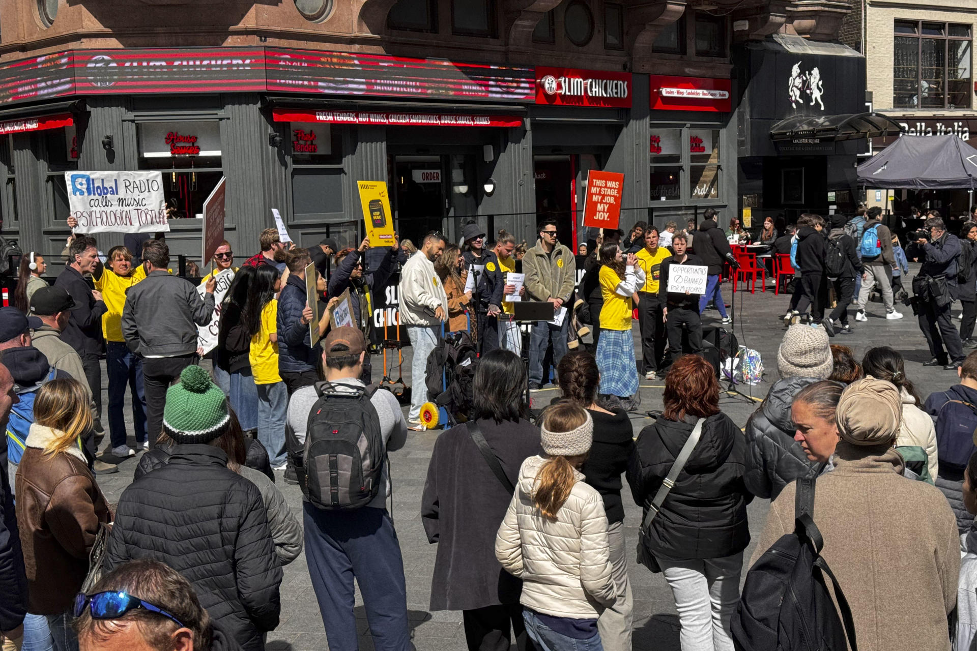 Desde este jueves, actuar en la plaza de Leicester Square, centro neurálgico de las artes escénicas de Londres, pasa a estar prohibido y será considerado delito tras quejas vecinales y un fallo judicial que ha supuesto un golpe para los artistas callejeros. En la imagen, protesta que los músicos han llevado a cabo en Leicester Square en protesta por la suspensión de las actuaciones callejeras en la plaza a partir de este jueves. EFE/ Raúl Bobé