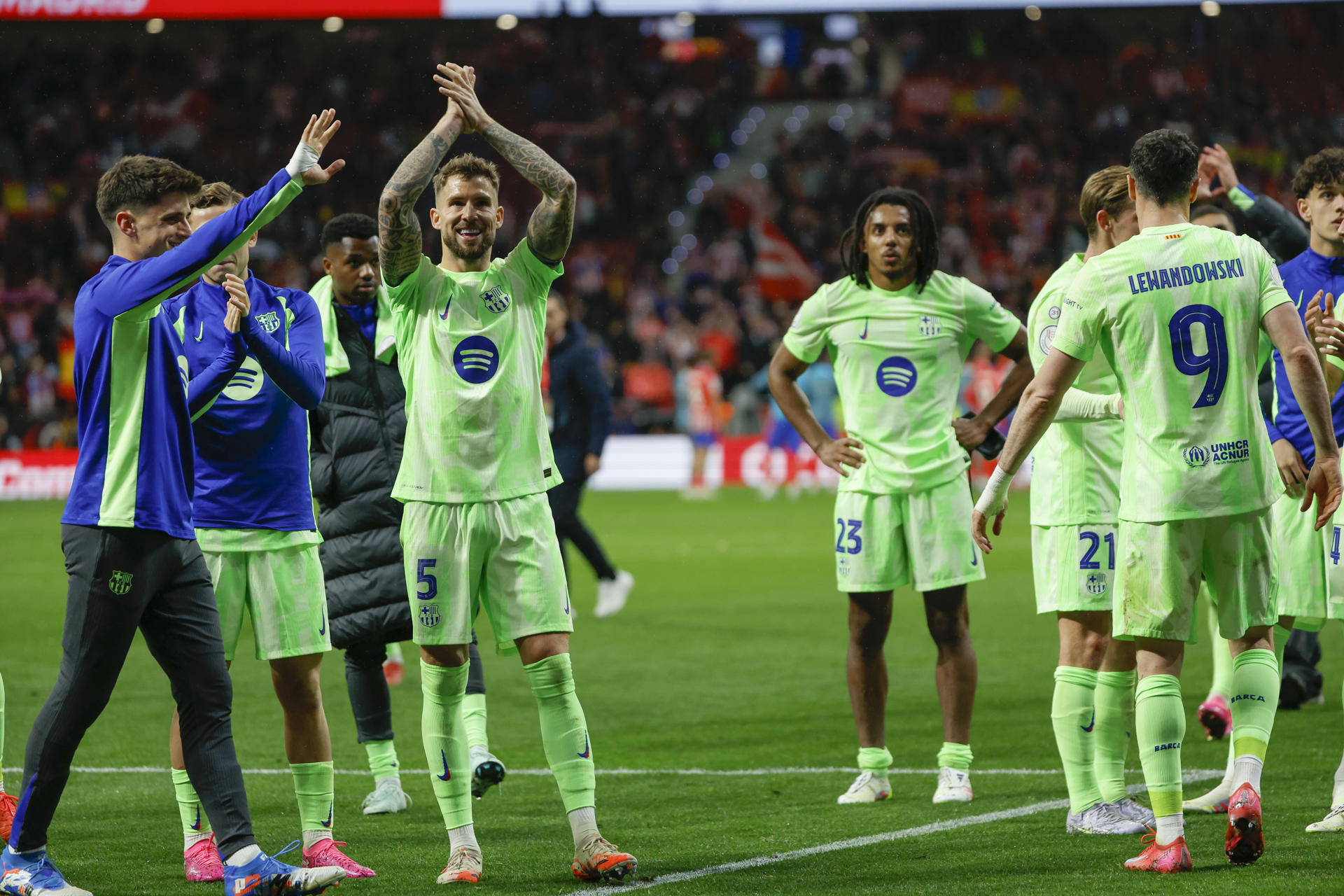 Los jugadores del FC Barcelona celebran la victoria con la afición tras el encuentro correspondiente a la vuelta de las semifinales de la Copa del Rey que Atlético de Madrid y FC Barcelona disputaron en el estadio Metropolitano. EFE/Juanjo Martín