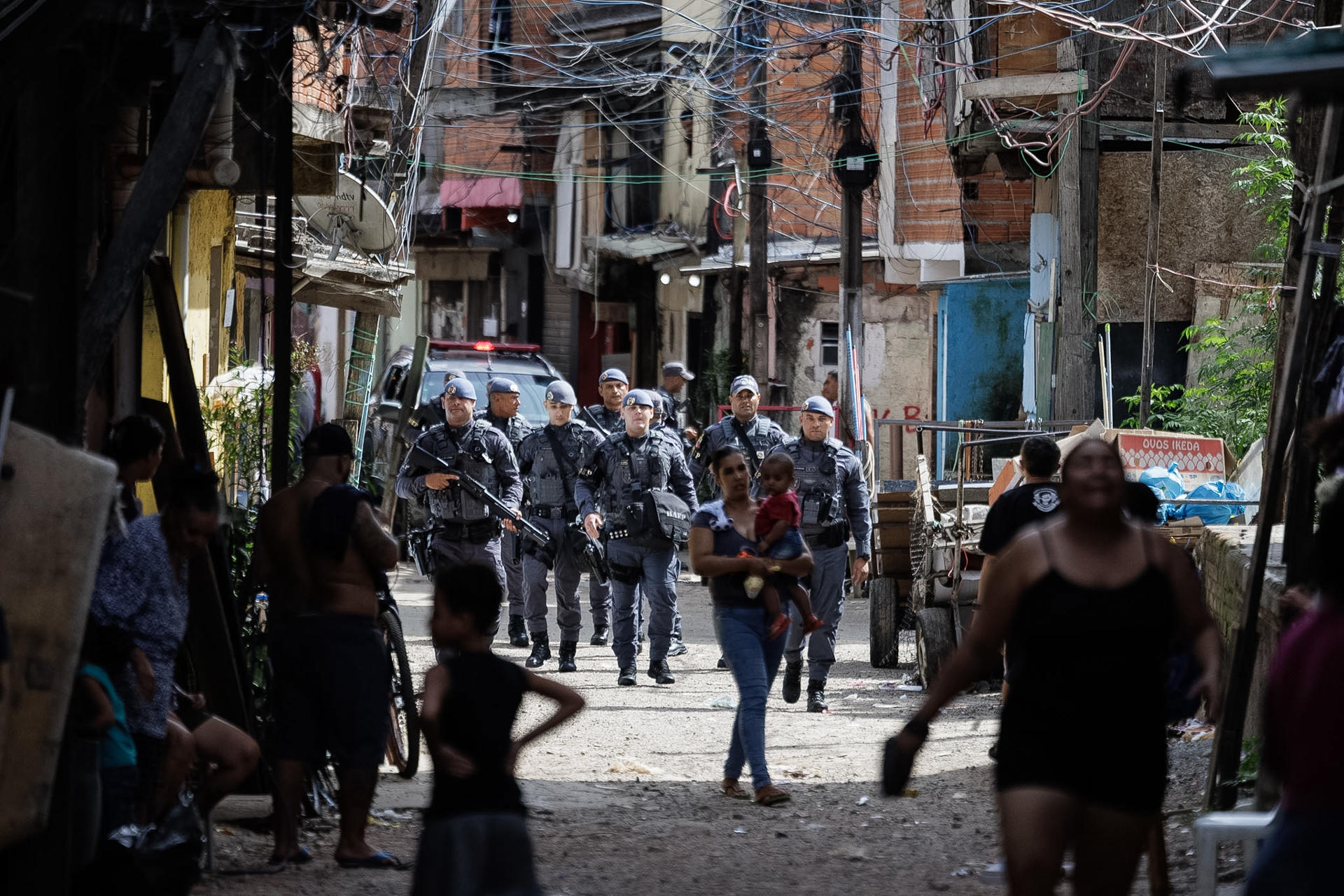Integrantes de la policía militar ingresan a la favela de Moinho este viernes, en Sao Paulo (Brasil). EFE/ Isaac Fontana