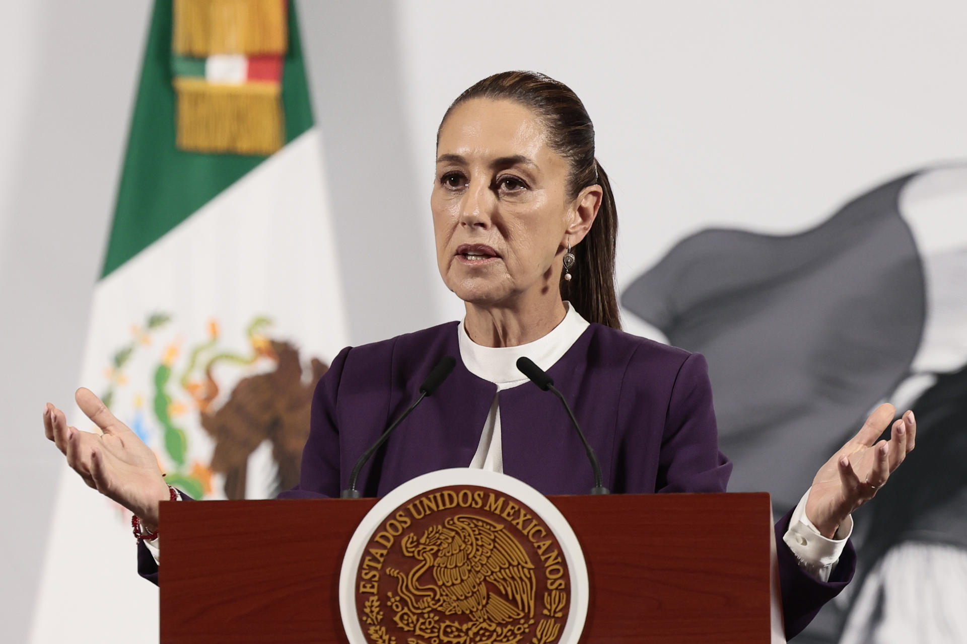 La presidenta de México Claudia Sheibaum, participa este lunes durante una rueda de prensa en Palacio Nacional de la Ciudad de México (México). EFE/José Méndez