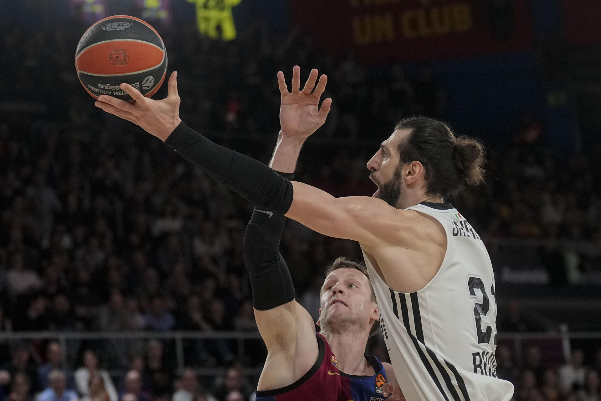 El alero del Virtus Segafredo Tornike Shengelia entra a canasta durante el partido correspondiente a la fase regular de la Euroliga de baloncesto, entre el Barça y el Virtus Segafredo Bolonia, celebrado este viernes, en Barcelona. EFE/ Enric Fontcuberta
