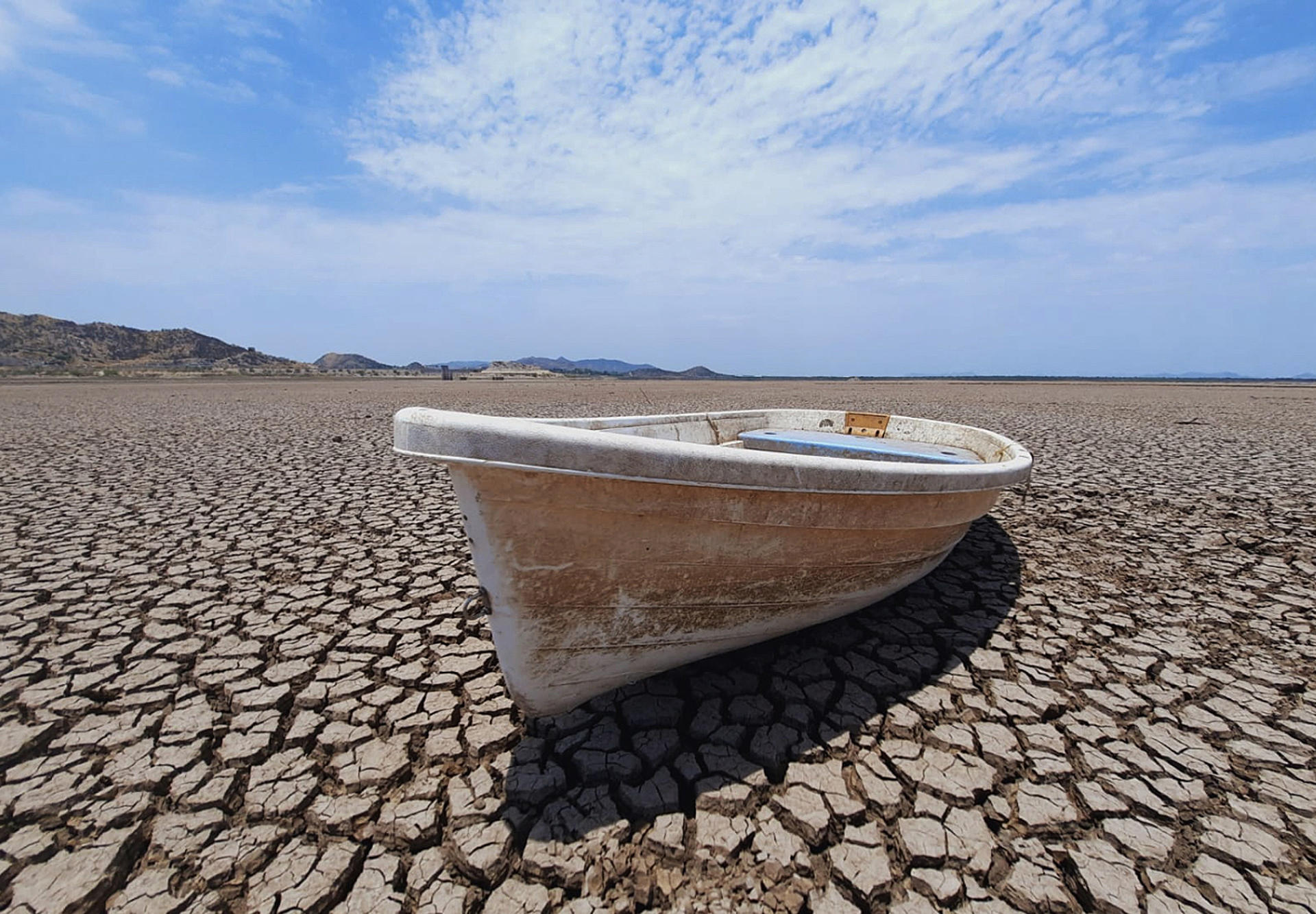 Fotografía de archivo del 22 de junio de 2022 de una lancha varada en una área seca de la presa Abelardo L. Rodríguez, en Hermosillo, (México). EFE/ Daniel Sánchez