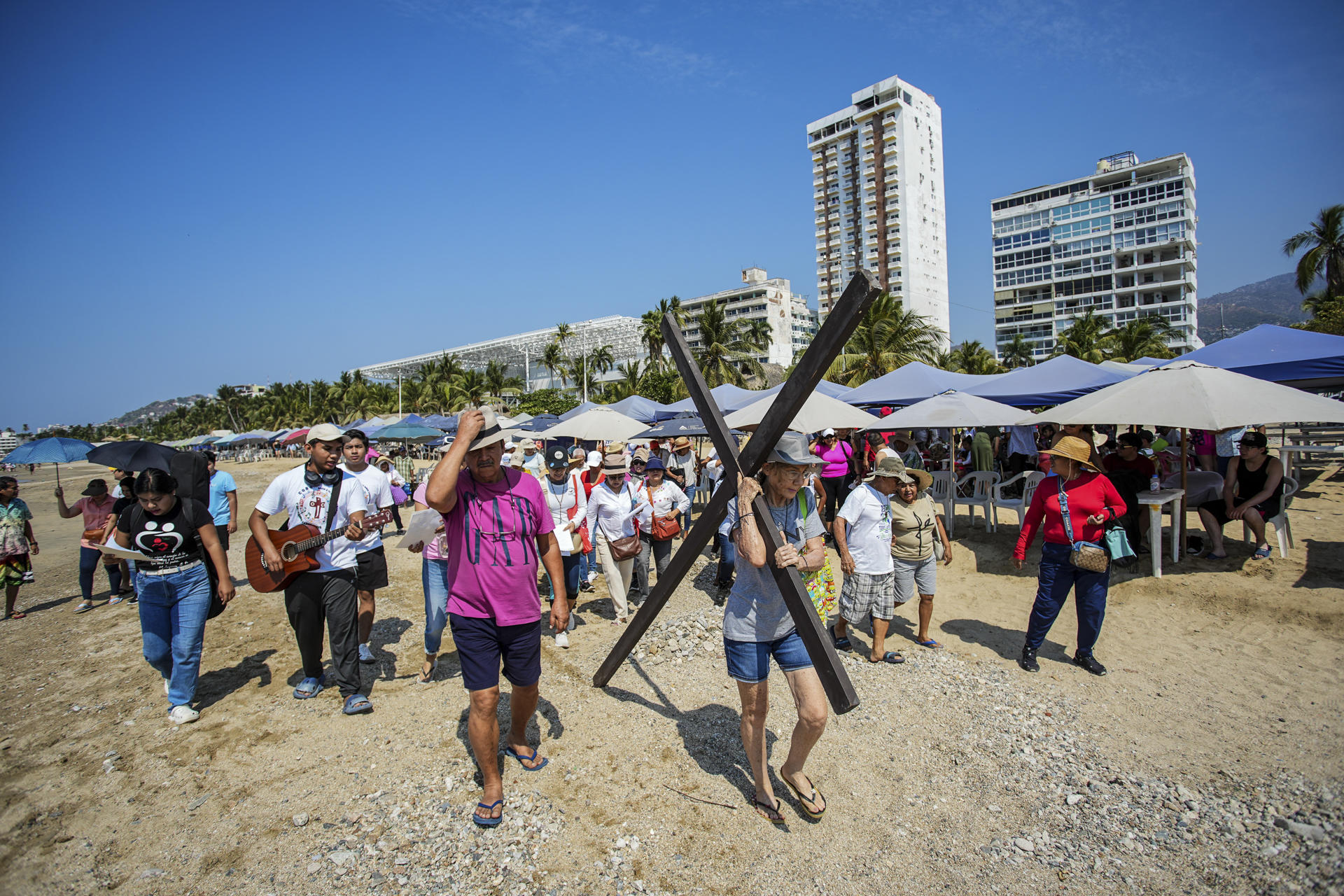 Feligreses realizan la representación del viacrusis por las playas de Acapulco, en Guerrero (México). EFE/ David Guzmán