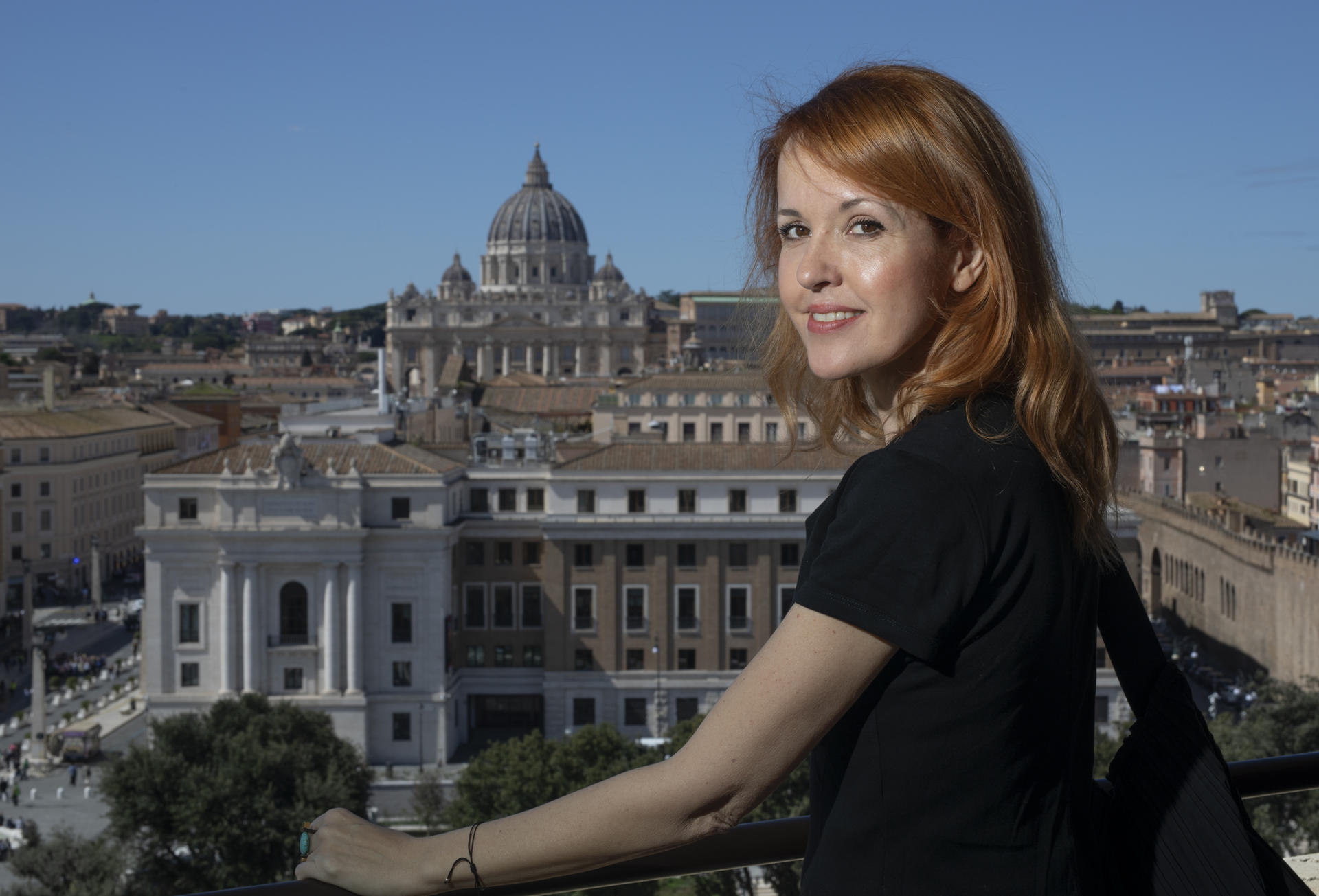 Vanessa Montfort rescata en una novela que ha presentado en los escenarios de la vibrante Roma de los papas en la que vivió y murió ajusticiada la boticaria Giulia Toffana, en imagen facilitada por la editorial Espasa. (Foto: Asis Ayerbe). EFE//SOLO USO EDITORIAL//