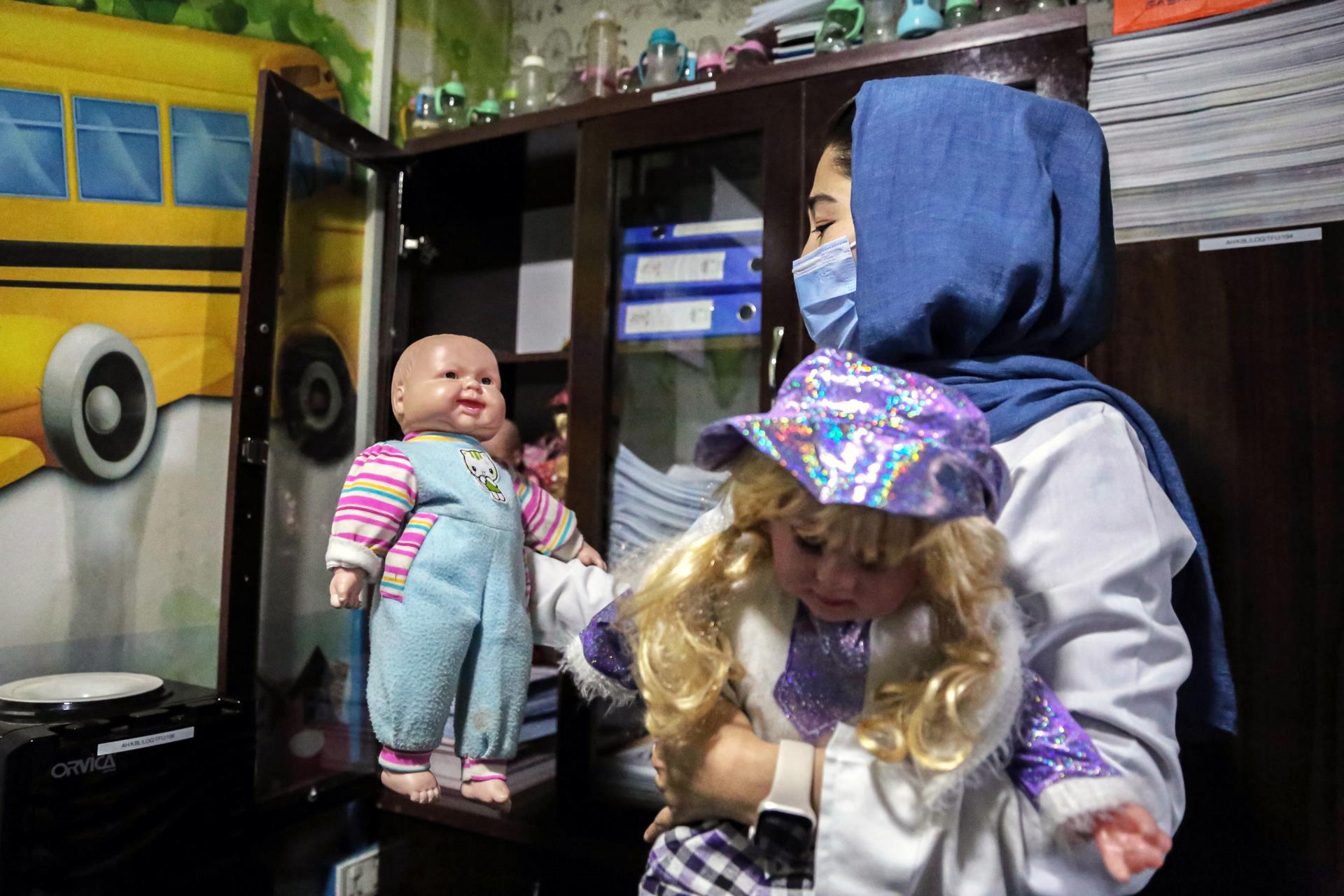 Un miembro del personal sostiene muñecas en el centro de tratamiento de la desnutrición infantil del hospital Haji Baba, apoyado por Acción Contra el Hambre (ACF) en Afganistán, 21 de abril de 2025 (emitido el 22 de abril de 2025). La organización Acción contra el Hambre (ACF) ha suspendido la mayoría de sus operaciones en Afganistán, despidiendo a 150 miembros del personal y reduciendo servicios críticos en Kabul y Badakhshan debido a recortes en la ayuda por parte de Estados Unidos, que proporcionó el 43 por ciento de la financiación humanitaria internacional. Este año, se espera que más de 3.5 millones de niños sufran de malnutrición aguda, un aumento del 25 por ciento respecto a 2024, exacerbado por décadas de conflicto, pobreza y crisis climáticas. El director del país de la organización, Cobi Rietveld, enfatizó que "Ningún niño debería morir debido a la desnutrición." Si no luchamos contra el hambre, la gente morirá a causa de ella." (Afganistán) EFE/EPA/SAMIULLAH POPAL