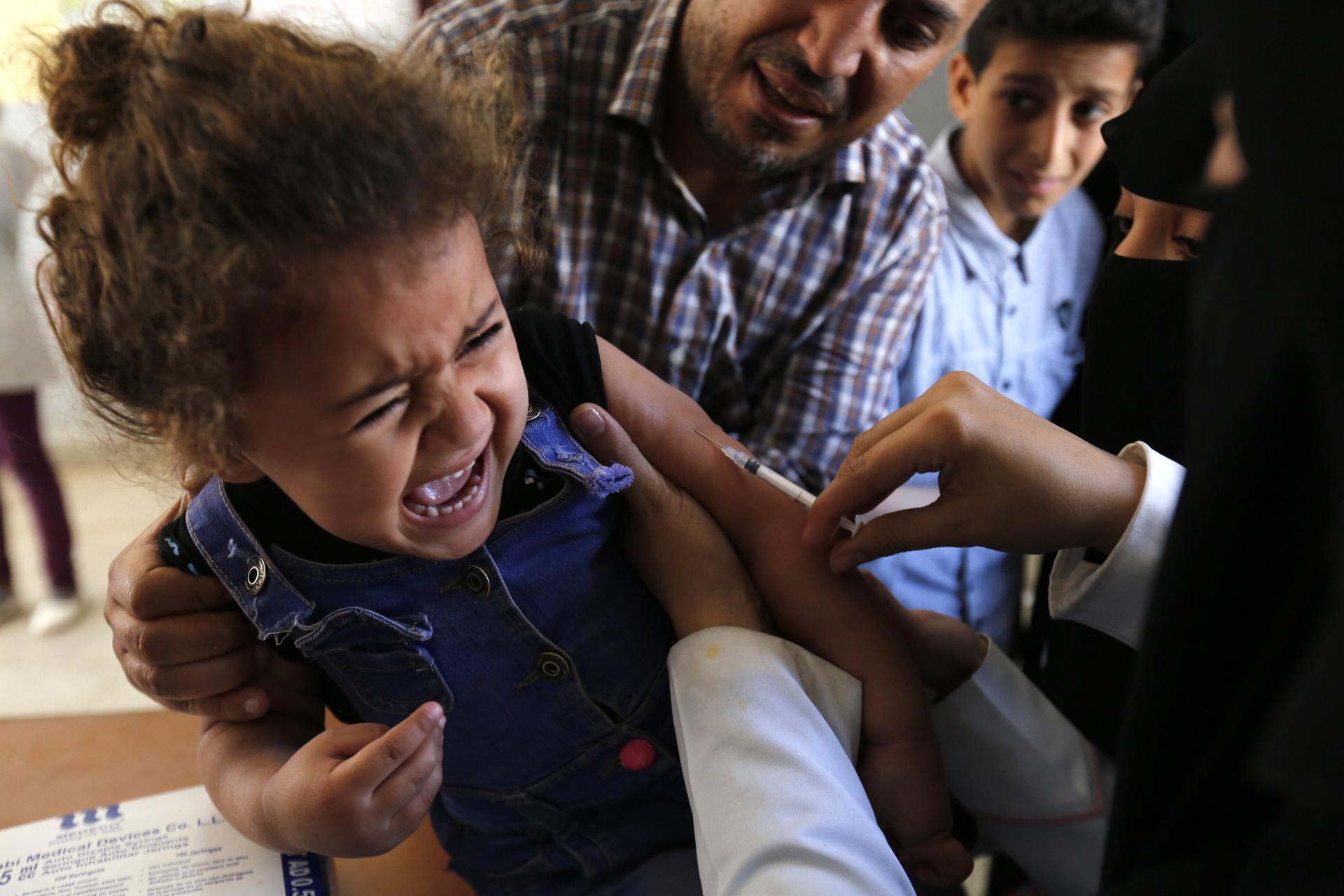 Campaña de vacunación contra el sarampión en Yemen promovida por la OMS. EFE/YAHYA ARHAB