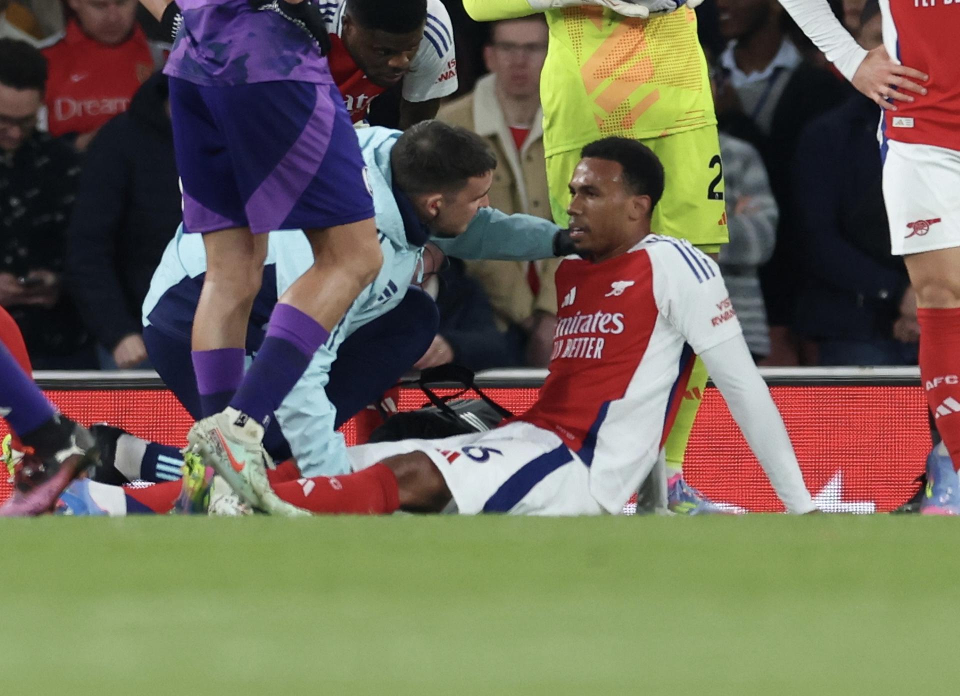 Gabriel Magalhaes, del Arsenal, recibe ayuda médica tras lesionarse en el partido de este martes ante el Fulham. EFE/EPA/ANDY RAIN