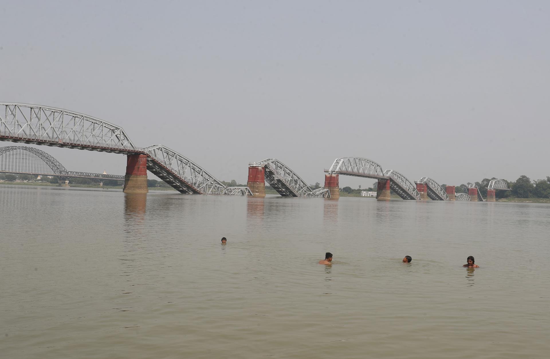 SAGAING (Myanmar), 27/04/2025.- People swim in the Irrawaddy River near the collapsed Sagaing Bridge in Sagaing, Myanmar, 27 April 2025. A 7.7-magnitude earthquake struck the country on 28 March, severely impacting six regions and states, resulting in over 3,600 deaths, thousands injured, and 145 still missing, according to the Myanmar government. (Terremoto/sismo, Birmania) EFE/EPA/NYEIN CHAN NAING
