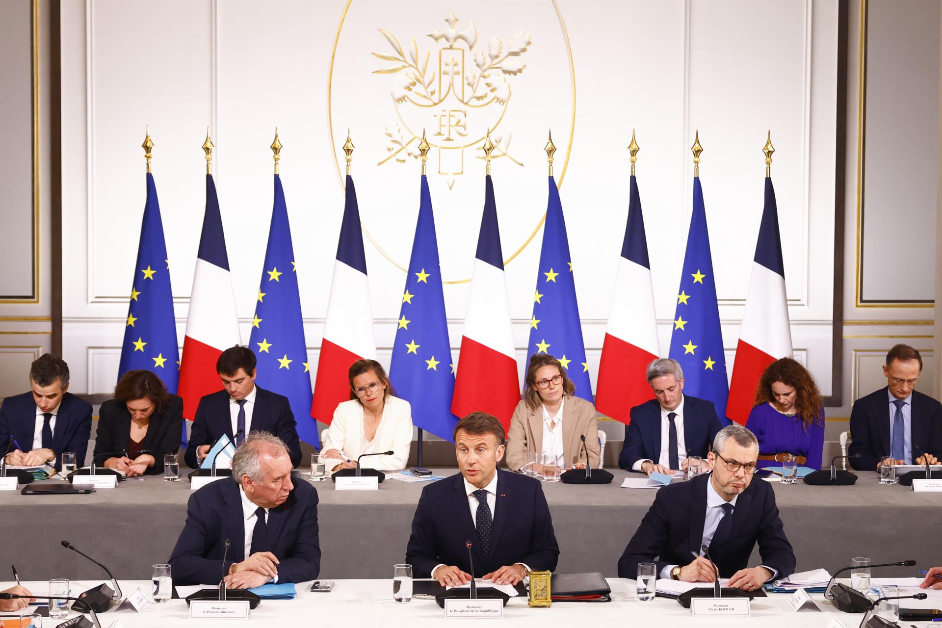 El presidente francés, Emmanuel Macron (c), el primer ministro, François Bayrou (i), y el secretario general de la Presidencia, Alexis Kohler (d.), asisten a una reunión con representantes de los sectores afectados por los aranceles estadounidenses en el Palacio del Elíseo en París este jueves. EFE/EPA/MOHAMMED BADRA / POOL