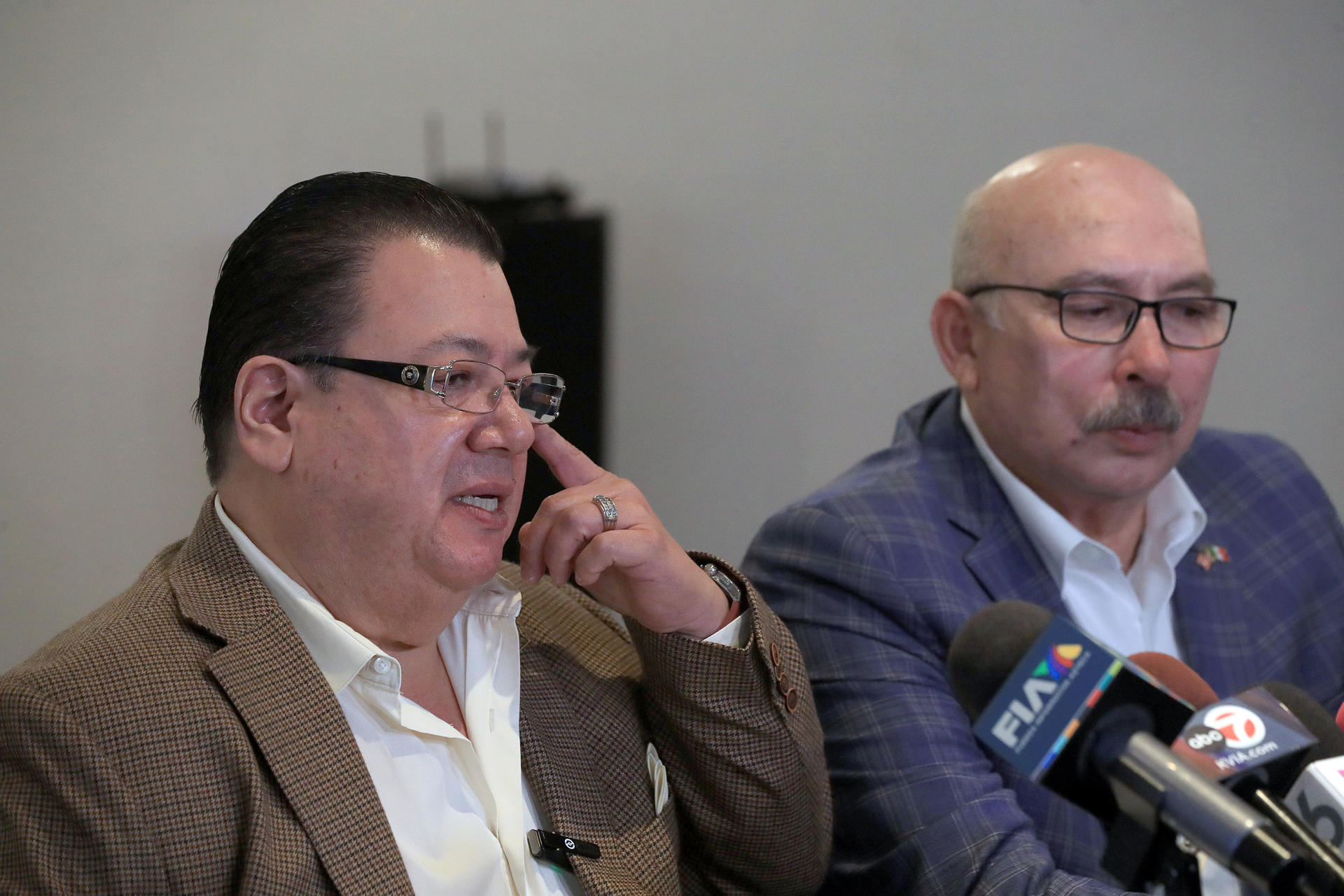 El delegado de la Asociación Nacional de Importadores y Exportadores de la república mexicana en el estado de Chihuahua, Marcelo Vázquez Tovar (i), y el representante del Municipio de Juárez en El Paso Texas, Juan Acereto, participan este miércoles en una rueda de prensa en Ciudad Juárez (México). EFE/ Luis Torres