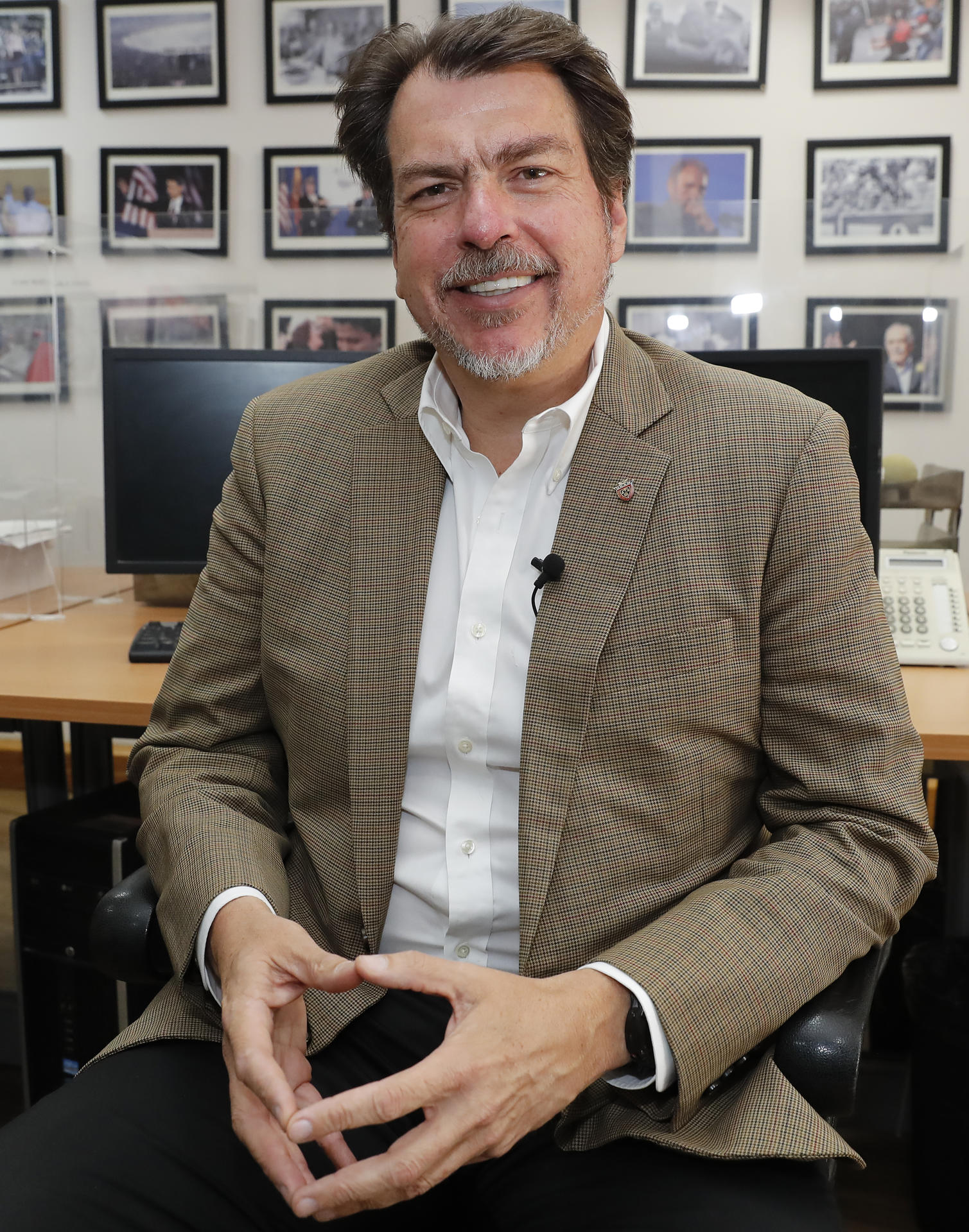 El abogado Carlos Enrique Odriozola, candidato a ministro la Suprema Corte de Justicia de la Nación (SCJN), posa al termino de una entrevista con EFE, el 18 de abril de 2025, en la Ciudad de México (México). EFE/ Mario Guzmán