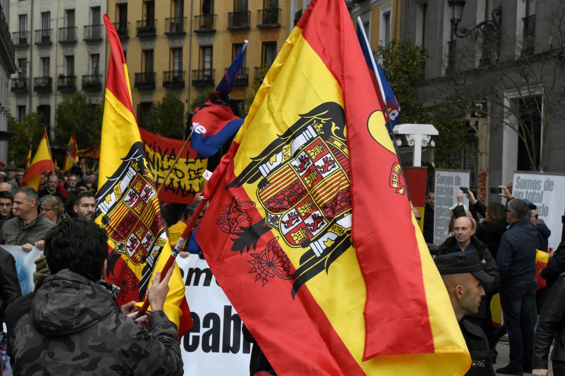 Imagen de archivo de un acto convocado en la plaza de Oriente de Madrid por la Asociación por la Derogación de la Memoria Histórica con motivo del 20N, aniversario de la muerte de Franco. EFE/Víctor Lerena
