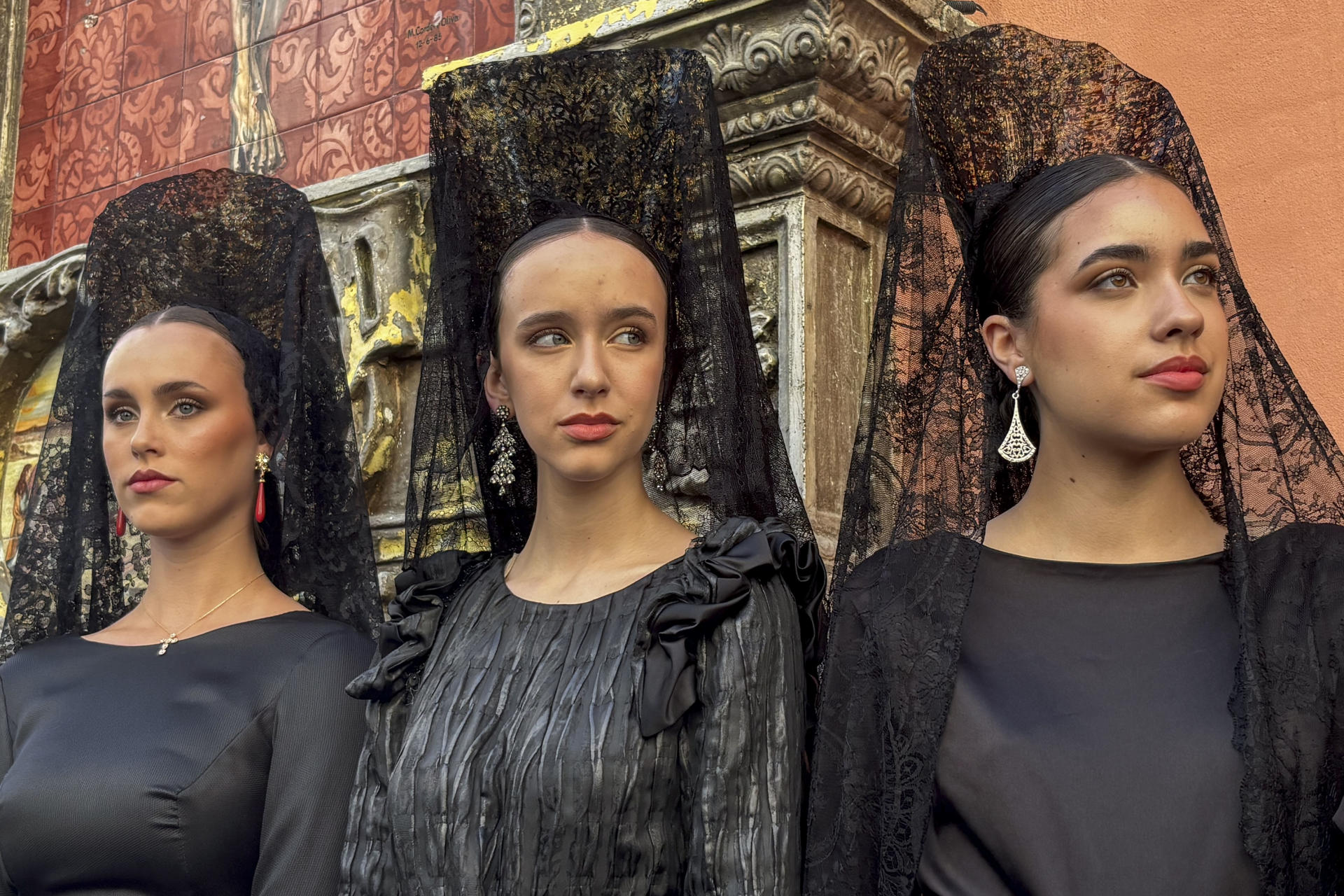 La tradición de vestirse de mantilla en Semana Santa ha ido decayendo en los últimos años, quizá porque las mujeres jóvenes no se sentían cómodas con la indumentaria, por lo que la iniciativa 'Sí, mantilla' ha decidido revisar esta prenda para acercarla a las nuevas generaciones. EFE/ Carlos Rivera