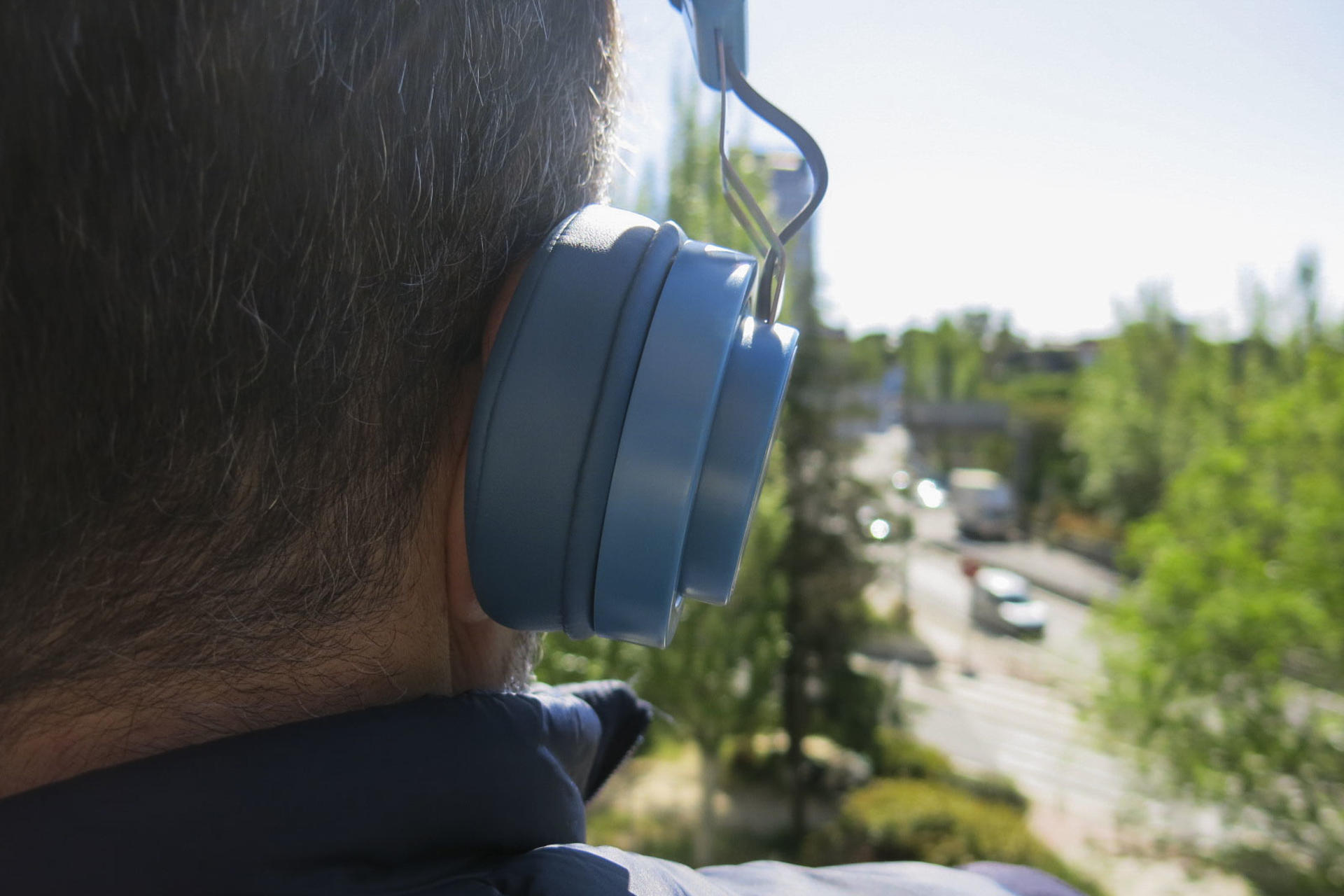 Imagen de archivo de una persona con cascos viendo el tráfico en una gran ciudad. EFE/Juan Carlos Gómez