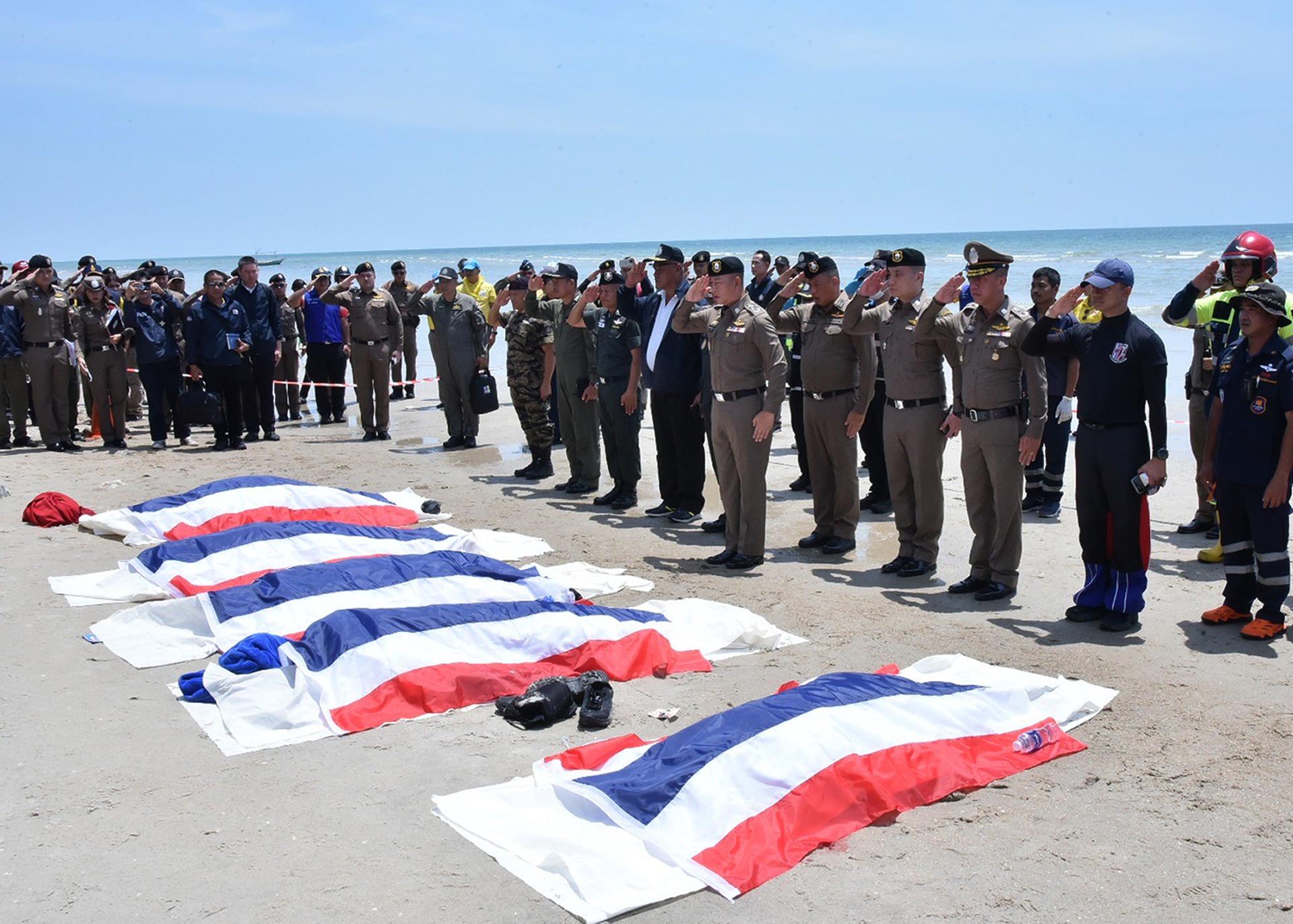 Hua Hin (Tailandia), 25/04/2025.- Una imagen facilitada por la Policía de Tailandia muestra a agentes saludando a sus compañeros, cubiertos con banderas nacionales tras fallecer en un accidente aéreo en el mar, en la playa de Hua Hin, provincia de Prachuap Khiri Khan, Tailandia, el 25 de abril de 2025. EFE/EPA/ROYAL THAI POLICE HANDOUT EDITORIAL USE ONLY/NO SALES