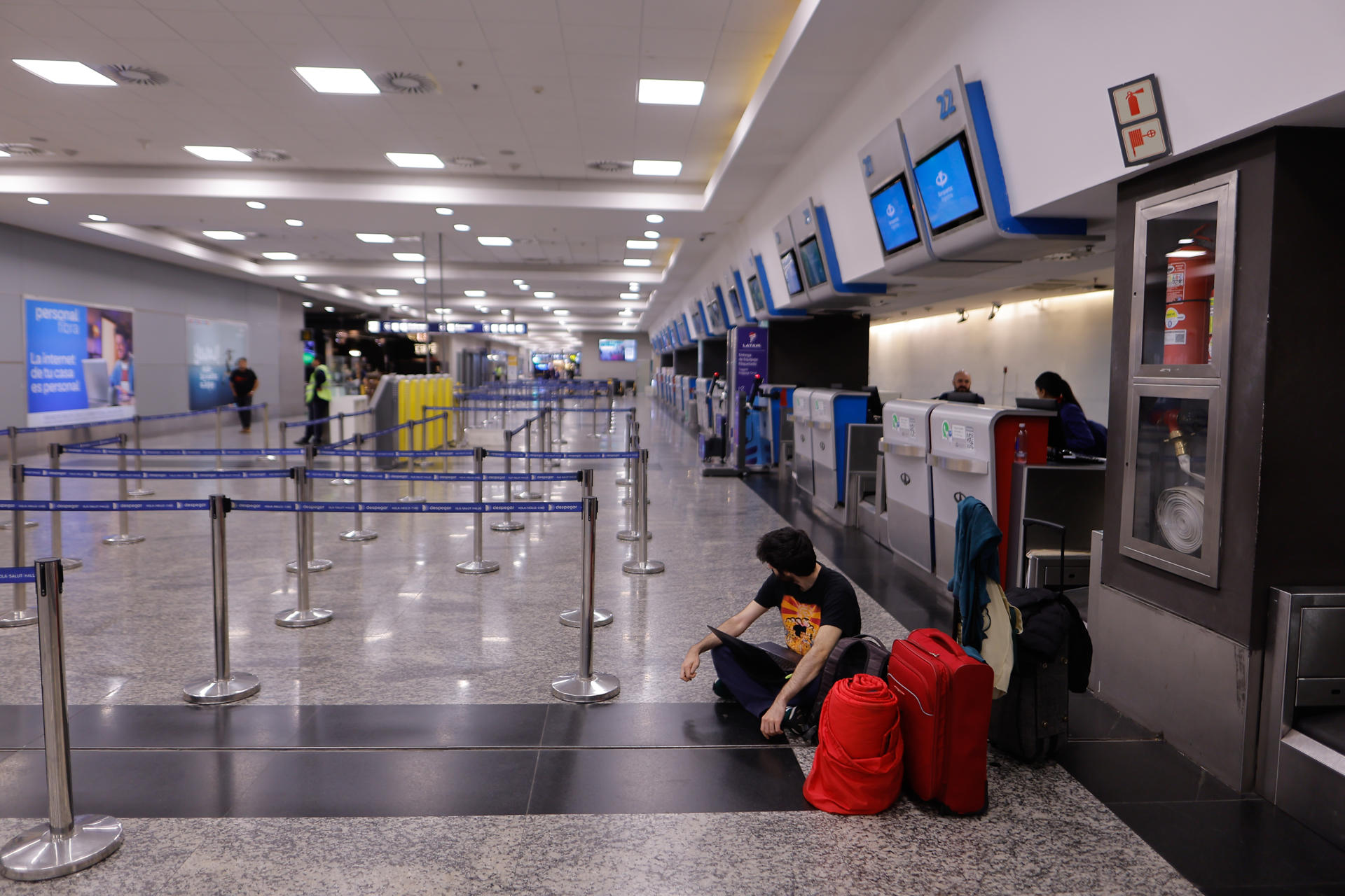Una persona espera al interior del Aeroparque Internacional Jorge Newbery este jueves, durante un paro nacional en la ciudad de Buenos Aires (Argentina). EFE/ Juan Ignacio Roncoroni