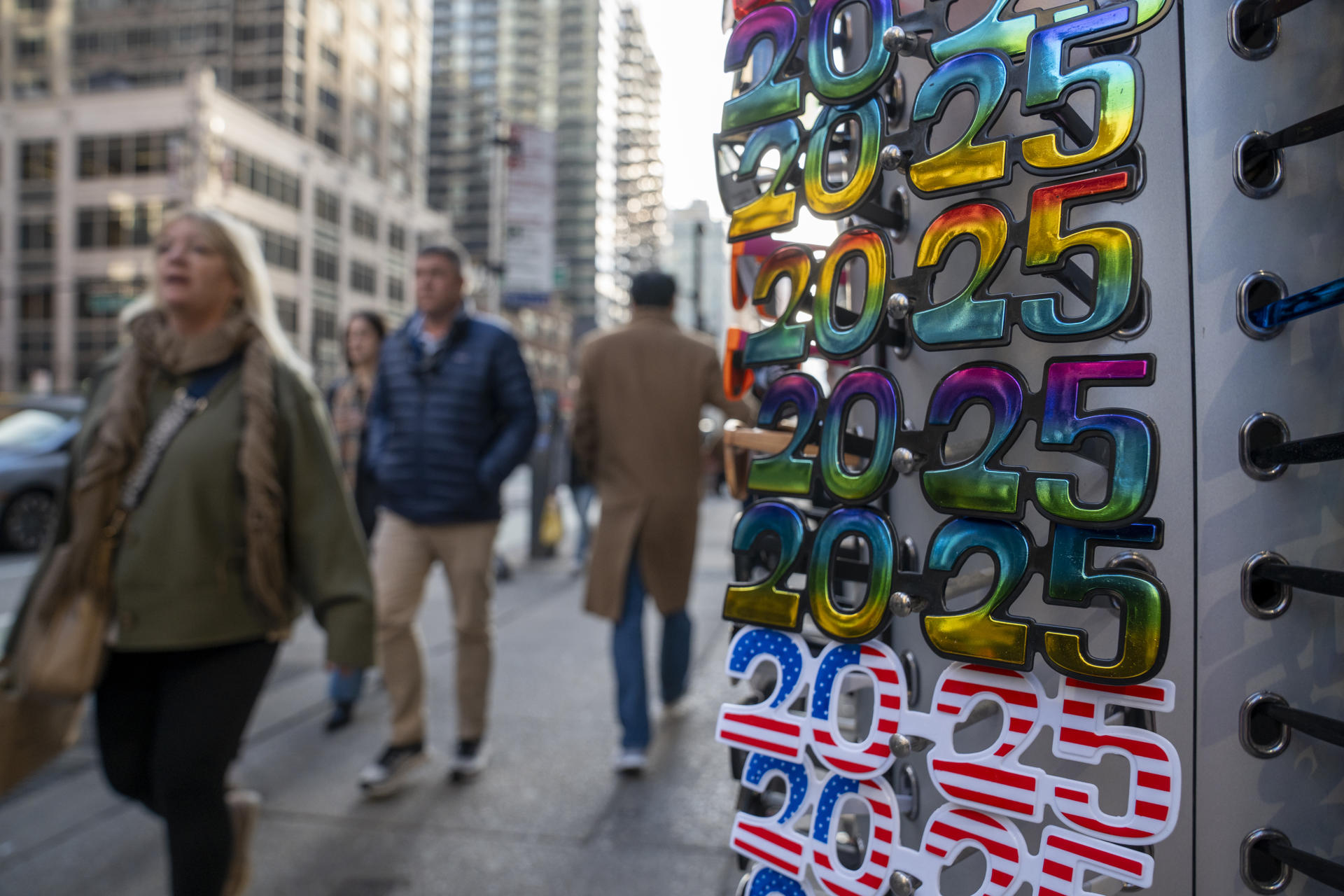 Fotografía de archivo en la que aparece un grupo de transeúntes al pasar junto a una estantería con recuerdos del año 2025, en una calle de Manhattan (NY, EE.UU.). EFE/Ángel Colmenares