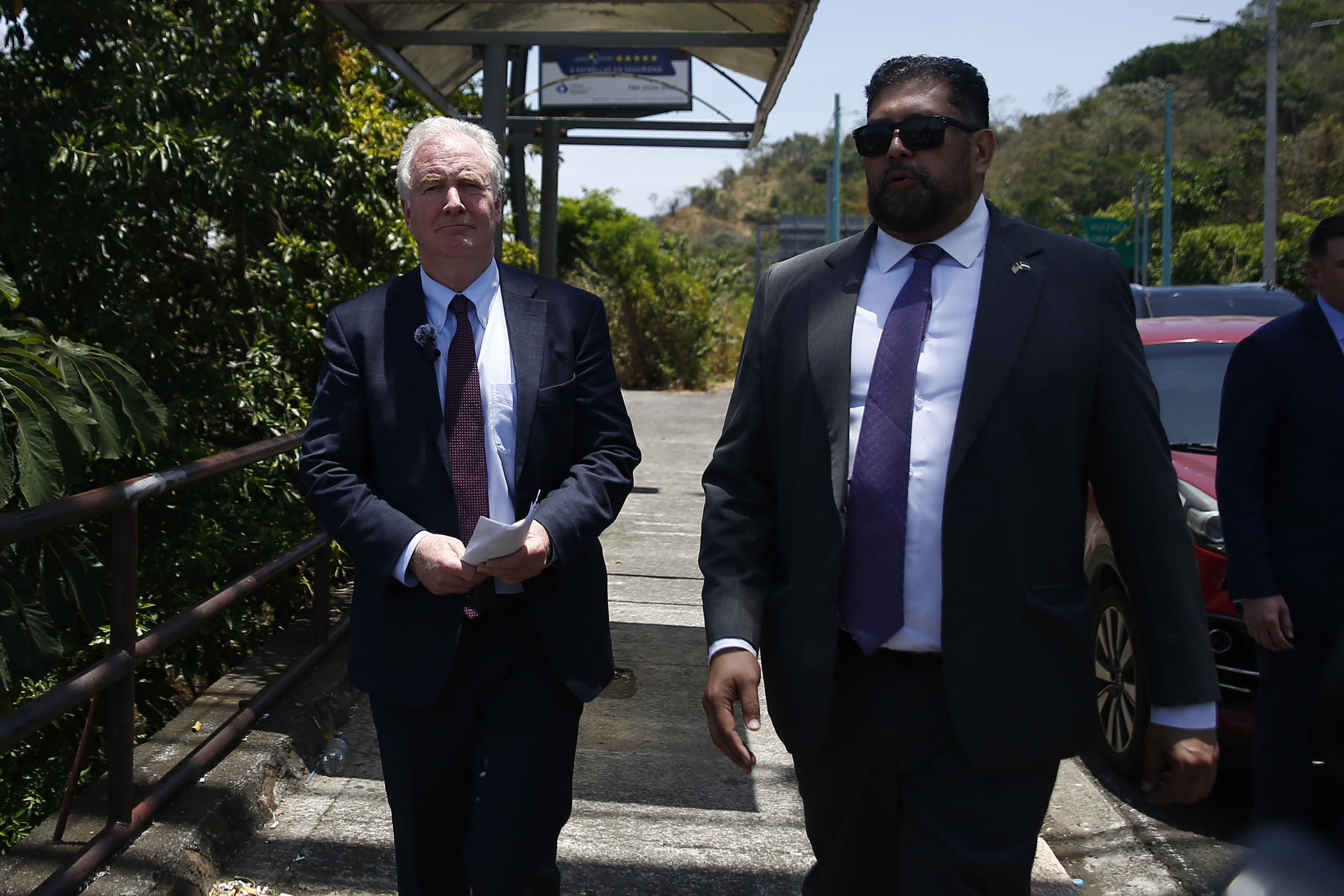 El senador demócrata estadounidense Chris Van Hollen (i) camina este miércoles, en Antiguo Cuscatlán (El Salvador). EFE/ Rodrigo Sura