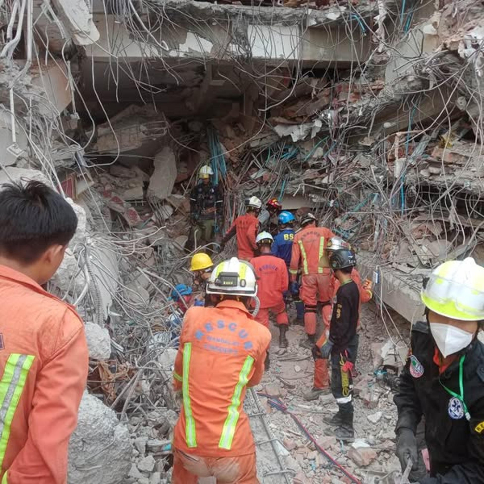 BANGKOK, 07/04/2025.- Los equipos de bomberos recuperaron varios cadáveres de entre escombros de un popular hotel de la ciudad de Mandalay, una de las más afectadas por el terremoto de magnitud 7,7 que azotó hace diez días la región centro-norte de Birmania. Las copiosas lluvias que registra la región central de Birmania (Myanmar) dificultan este lunes las operaciones de emergencia cuando se cumplen diez días del terremoto de magnitud 7,7 que ha dejado más de 3.500 muertos. EFE/ Departamento De Bomberos De Birmania SOLO USO EDITORIAL/SOLO DISPONIBLE PARA ILUSTRAR LA NOTICIA QUE ACOMPAÑA (CRÉDITO OBLIGATORIO)