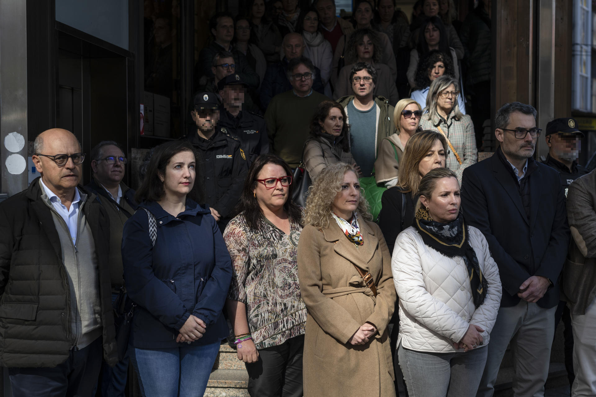 Minuto de silencio ante la delegación de la Xunta en Ourense este lunes para condenar el crimen de Josefa, una mujer de 76 años asesinada presuntamente por su marido en la localidad ourensana de O Bolo, quien sería la séptima víctima mortal por violencia de género en lo que va de año y la número 1.301 desde que comenzaron a elaborarse las estadísticas de feminicidios en el ámbito de la pareja en 2003. EFE/Brais Lorenzo