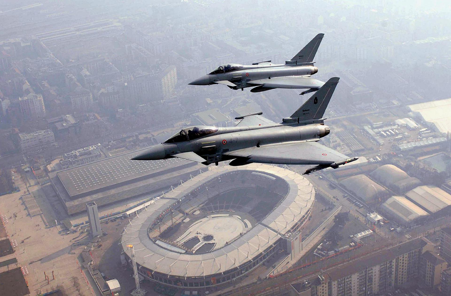 Foto archivo. Dos cazas "Eurofighter" del Ejército del Aire italiano patrullan en Turín, Italia. EFE/-.