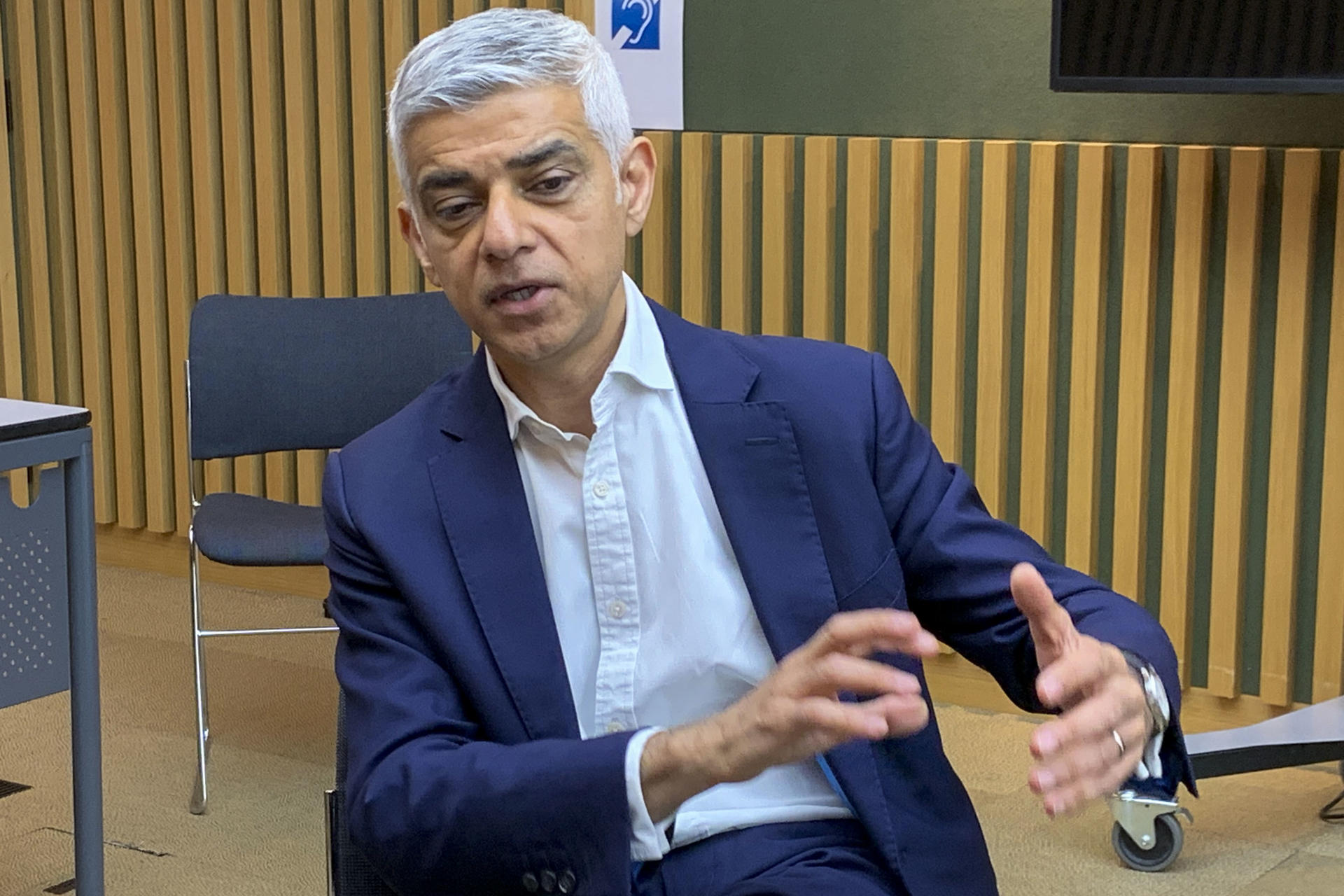 El alcalde de Londres, Sadiq Khan, dijo este martes en una entrevista con EFE que hará "todo lo posible" para que los Juegos Olímpicos vuelvan en 2040 a la capital británica y apuntó que, al poder aprovechar la infraestructura de los de 2012, serían ecológica y económicamente sostenibles. EFE/ Judith Mora
