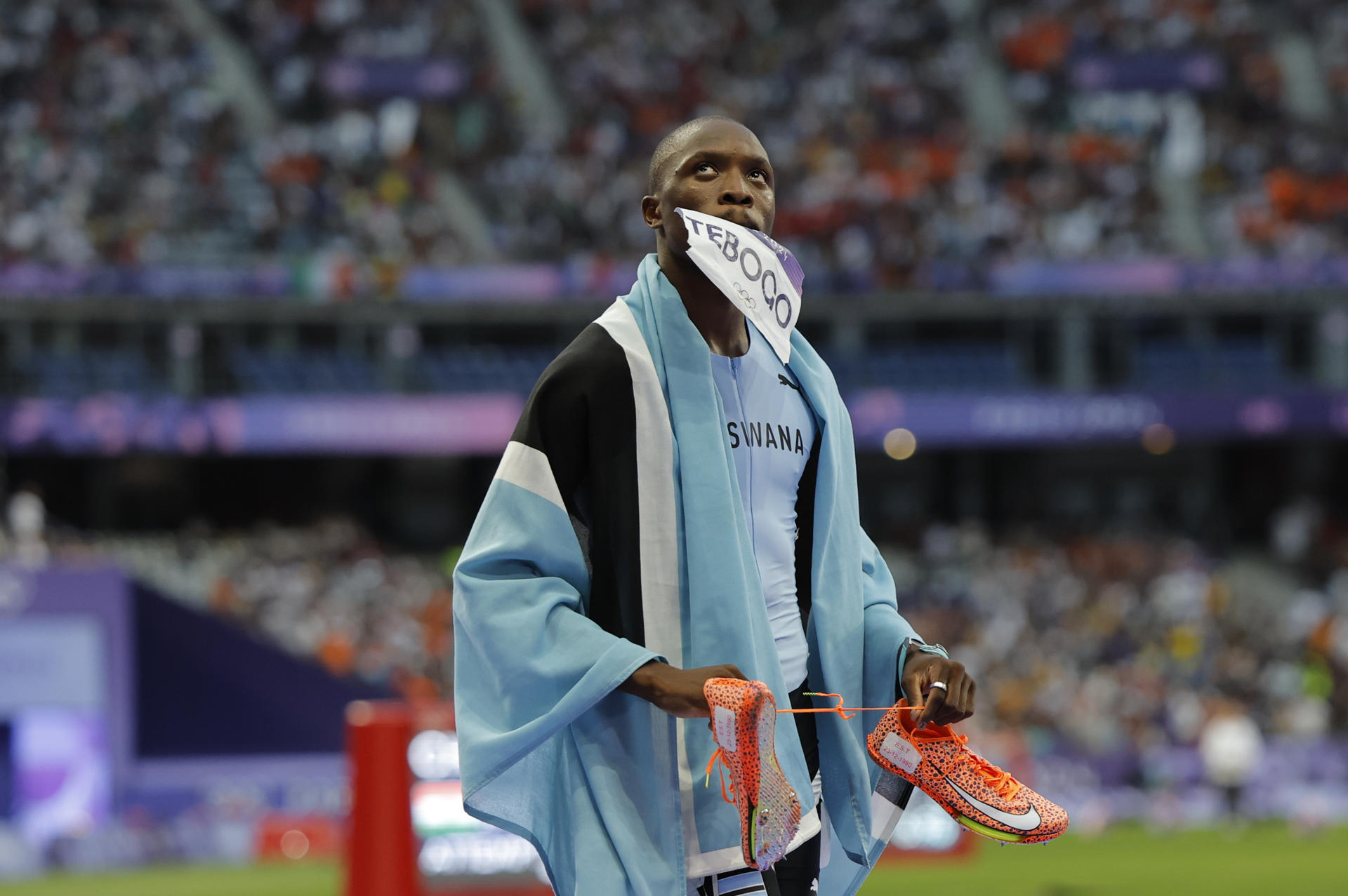 El atleta botsuano Letsile Tebogo gana el oro en la final de 200m masculino, en el marco de los Juegos Olímpicos París 2024. EFE/ Lavandeira Jr