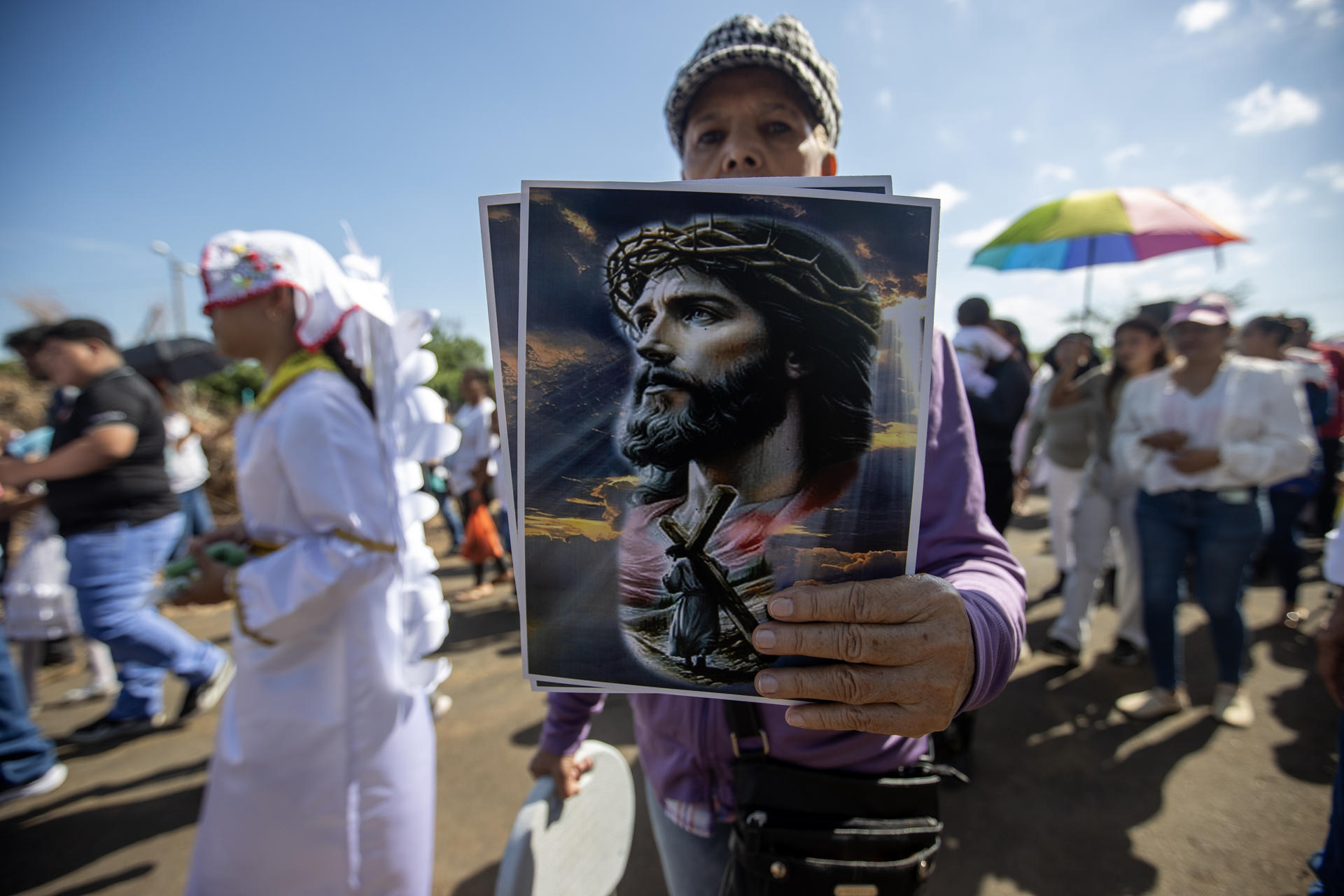Una mujer sostiene una imagen religiosa durante la procesión del Santo Viacrucis este viernes, en Managua (Nicaragua). EFE/ STR