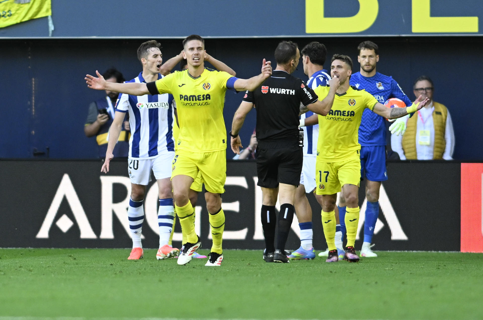 Los jugadores del Villarreal después del tercer gol que ha sido anulado, durante el partido de Liga que el Villarreal y la Real Sociedad disputaron en el estadio de la Cerámica. EFE/ Andreu Esteban
