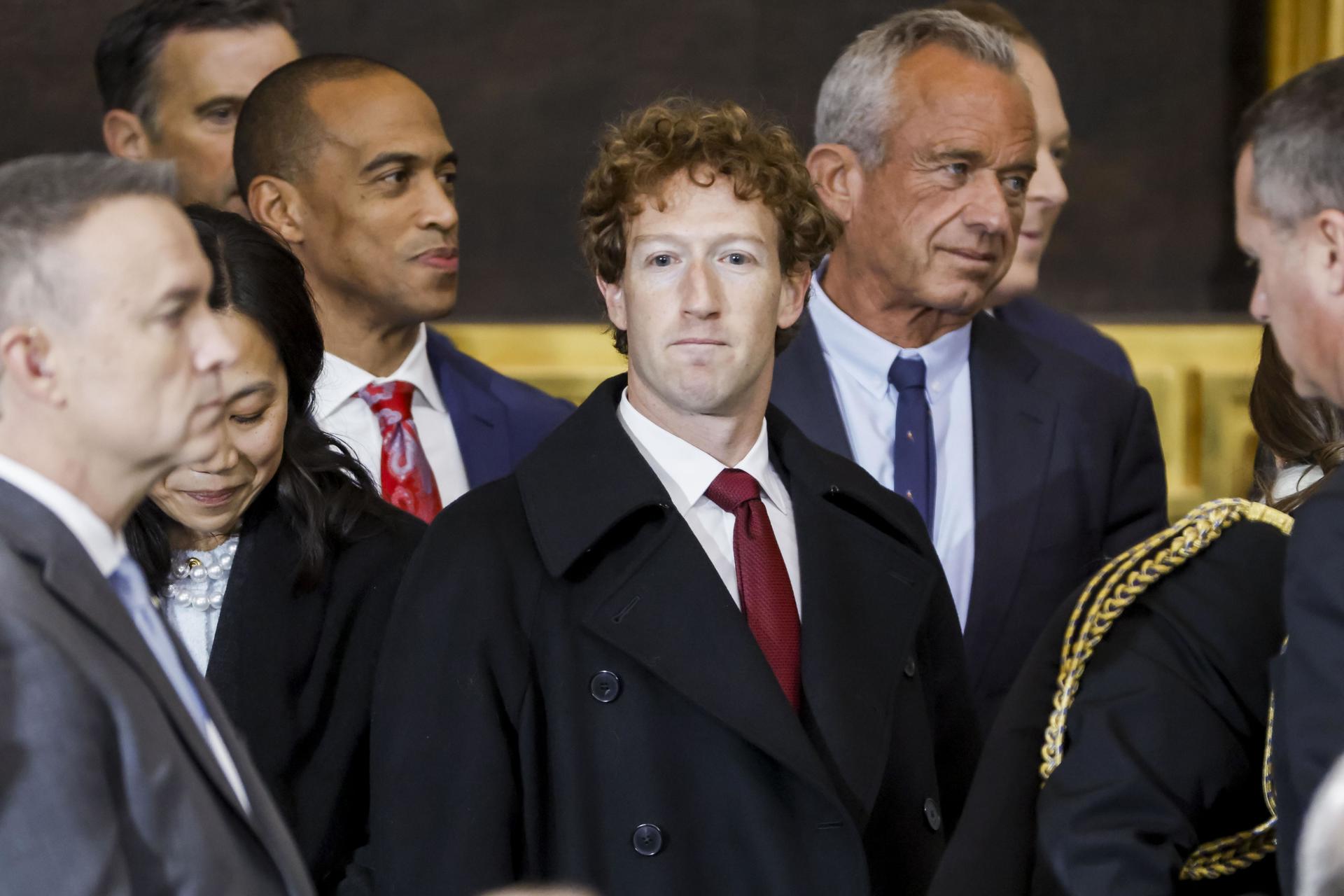 Fotografía de archivo, tomada el pasado 20 de enero, en la que aparece el CEO de Meta, Mark Zuckerberg (c), durante la ceremonia de investidura del presidente de Estados Unidos, Donald Trump, para su segundo mandato, en Washington DC (EE.UU.). EFE/Shawn Thew/Pool