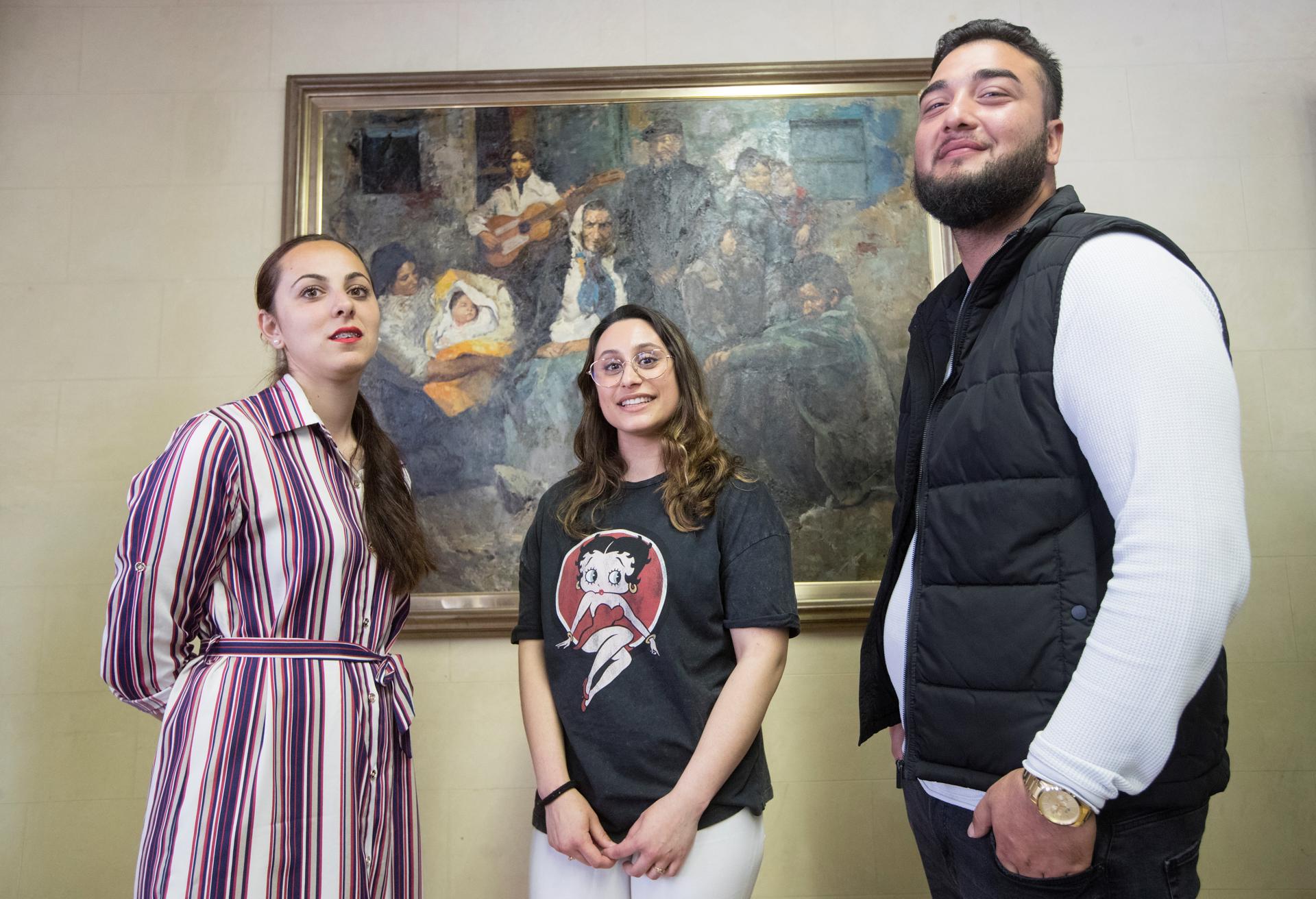 Foto de archivo de Nazareth Heredia (i), Sebastián Cortés y Laia Cortés, tres jóvenes gitanos españoles, beneficiados por diferentes programas de la Fundación La Caixa y la Fundación Secretariado Gitano. EFE/ Marta Pérez