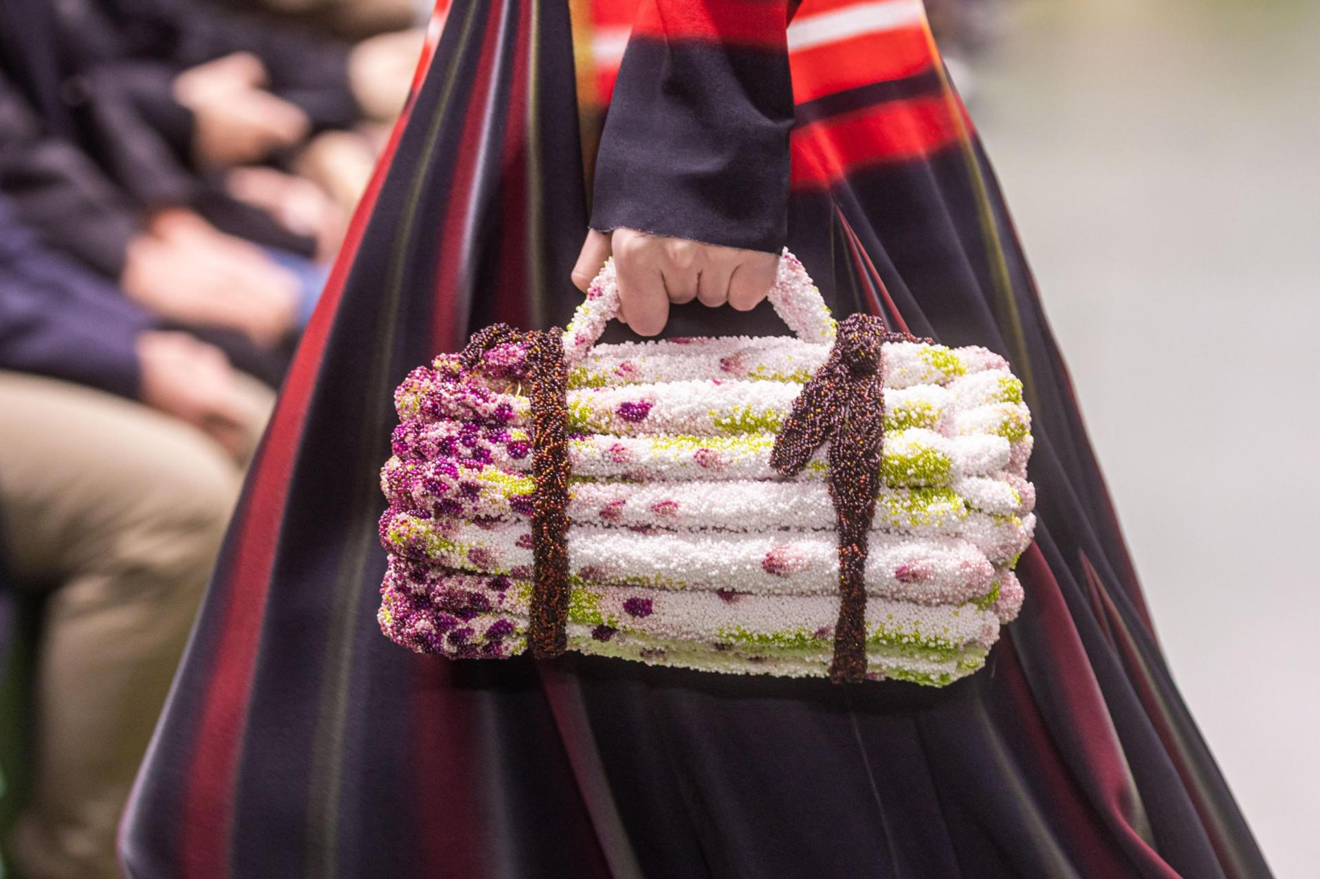 Los bolsos se han convertido en el último objeto de deseo de la moda: del gato de Valentino al vaso térmico de Balenciaga, pasando por el hatillo de espárragos de Loewe, creaciones artísticas más que prácticas, que marcan la diferencia y añade un plus de personalidad. EFE