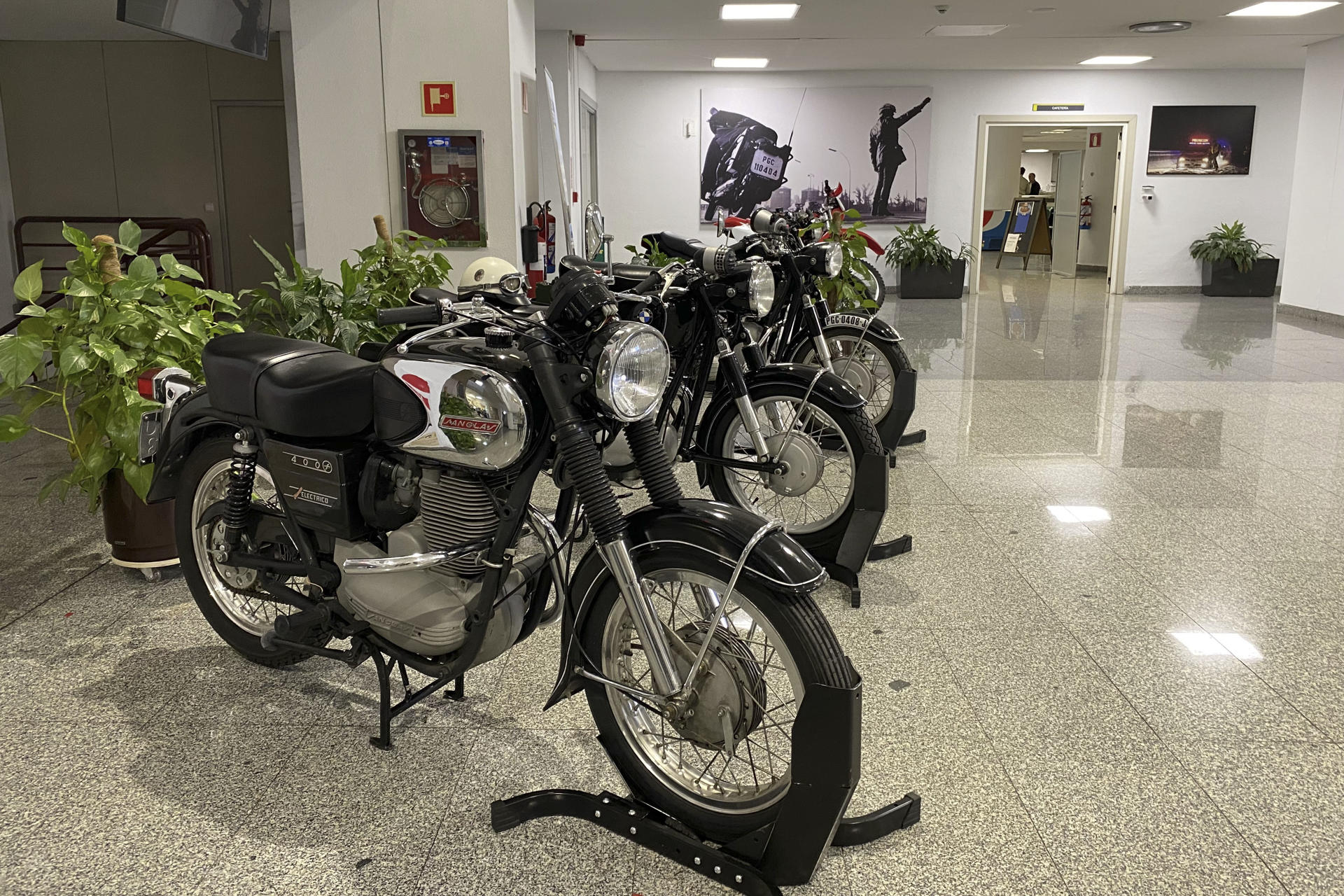 En el vestíbulo de la ATGC se exponen también algunos de los vehículos históricos que han formado parte del cuerpo, desde los más míticos, como la icónica BMW R-27 de color negro, hasta los últimos modelos, como la BMW 1250 RT, un prototipo creado exclusivamente para los cuerpos policiales. Un día antes de que comience la segunda fase de la operación de tráfico de la Semana Santa, el mayor éxodo de coches del año en un corto espacio de tiempo, EFE ha repasado con responsables de la Agrupación de Tráfico de la Guardia Civil (ATGC) el trabajo y la peligrosidad de la labor que desarrollan los 10.000 agentes de esta especialidad, que se despliegan por la red de carreteras de todo el país. De esa peligrosidad dan cuenta los 345 agentes fallecidos en la historia de la ATGC, que comenzó en 1959, un año en el que la unidad ya lamentó su primer muerto. EFE/Marcel Guinot