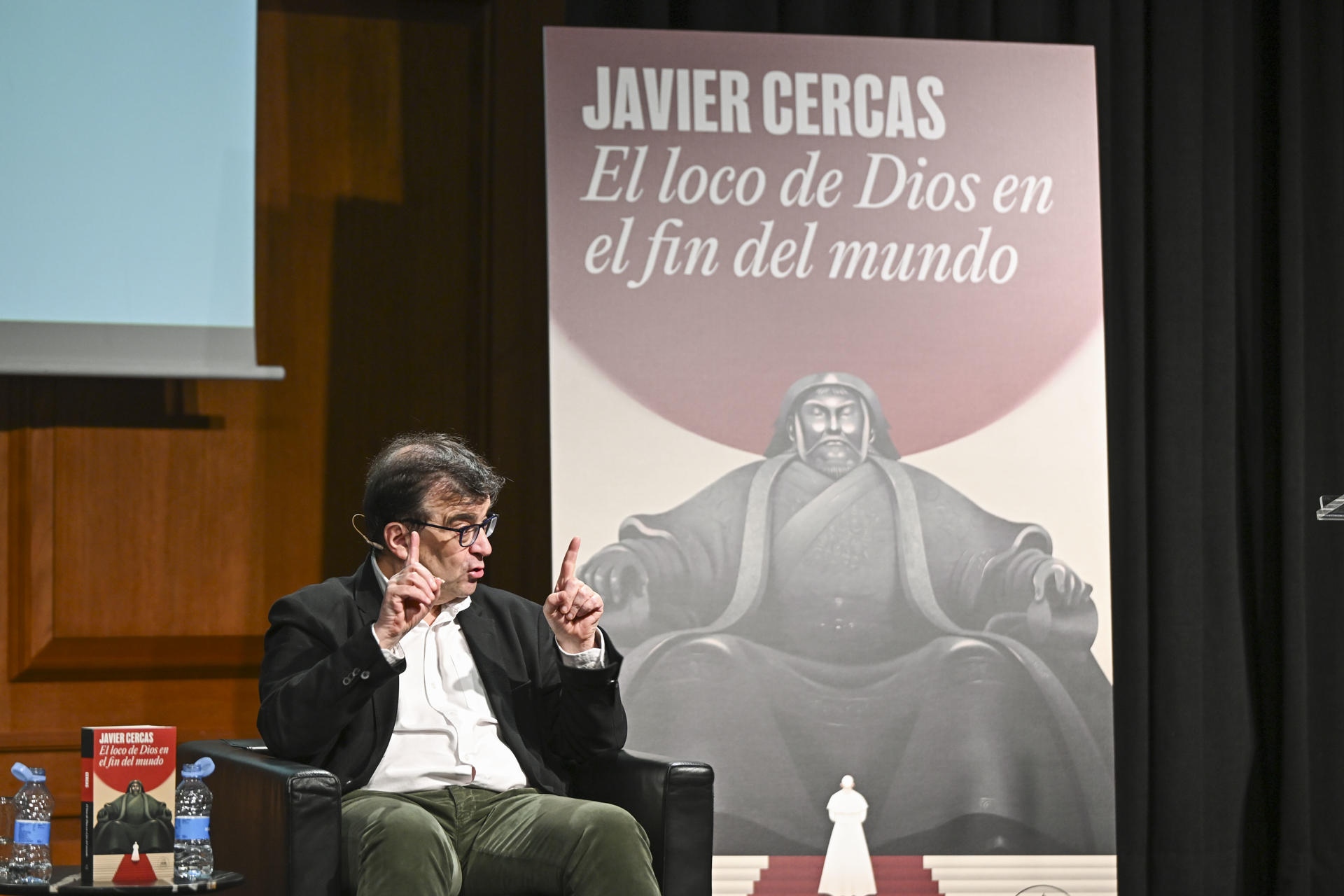 Imagen de archivo (31/03/2025) del escritor Javier Cercas al presentar su nuevo libro, 'El loco de Dios en el fin del mundo', una "novela sin ficción" en la que se adentra en el Vaticano y acompaña al papa Francisco en un viaje a Mongolia. EFE/ Fernando Villar