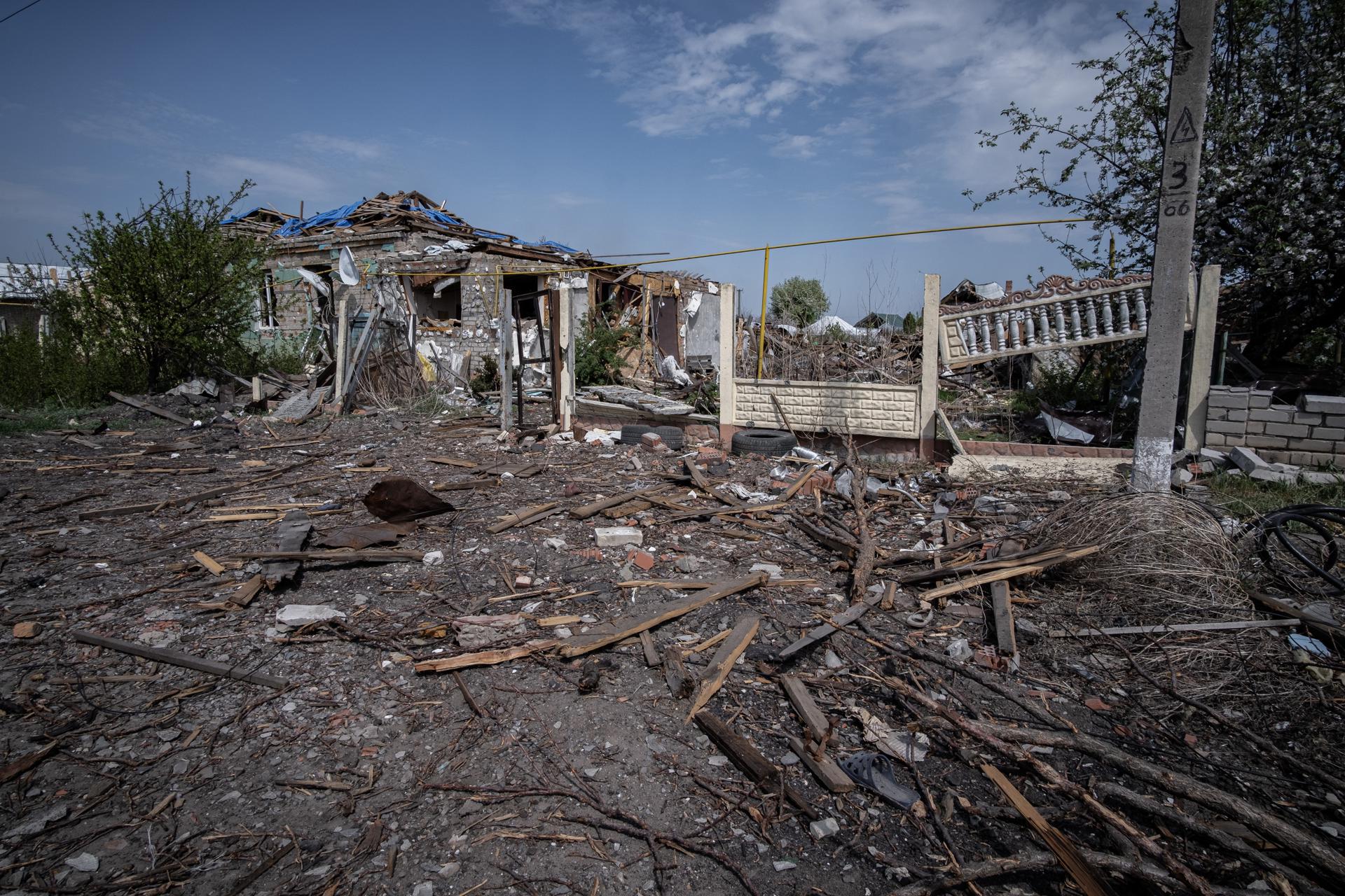 Edificios dañados en Borova, un asentamiento rural en el distrito de Izium, región de Járkov, noreste de Ucrania, el 24 de abril de 2025. EFE/EPA/MARÍA SENOVILLA