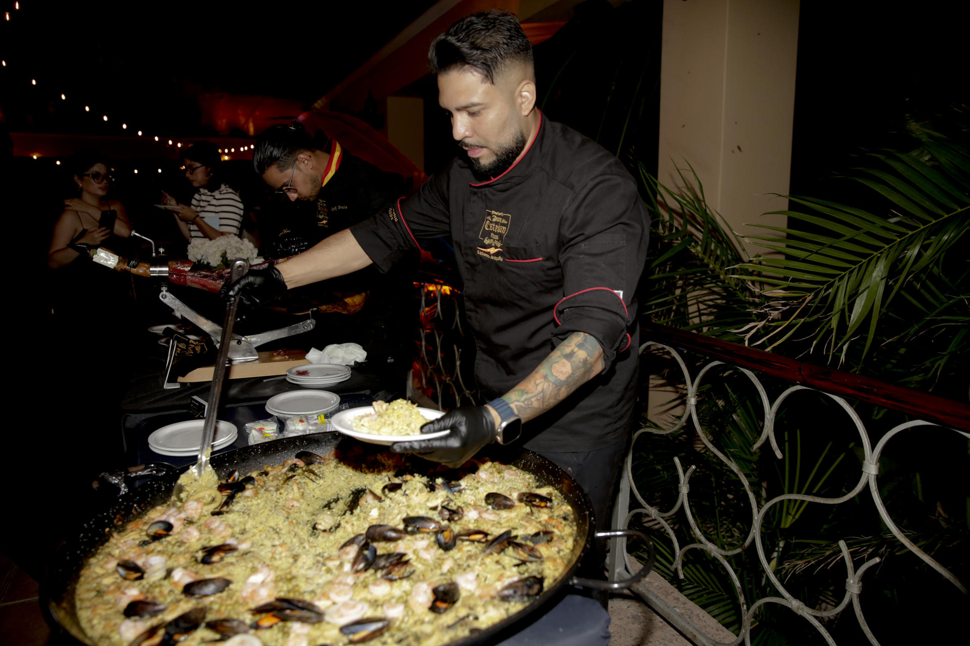 Un hombre prepara alimentos durante la Segunda Velada Gastronómica Española este martes, en Tegucigalpa (Honduras). EFE/ Gustavo Amador