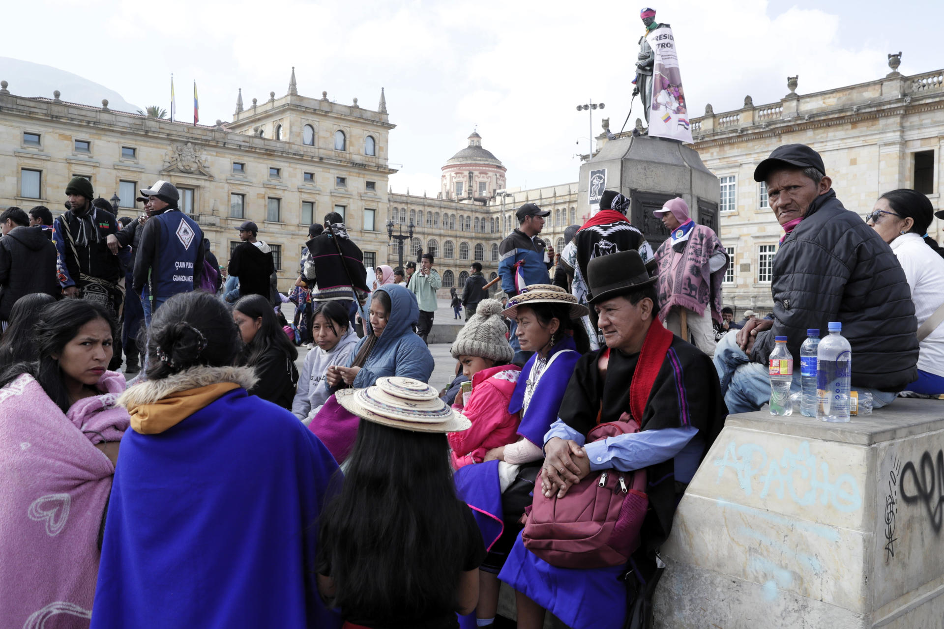 Indígenas se reúnen este jueves en la Plaza de Bolívar en Bogotá (Colombia). EFE/ Carlos Ortega