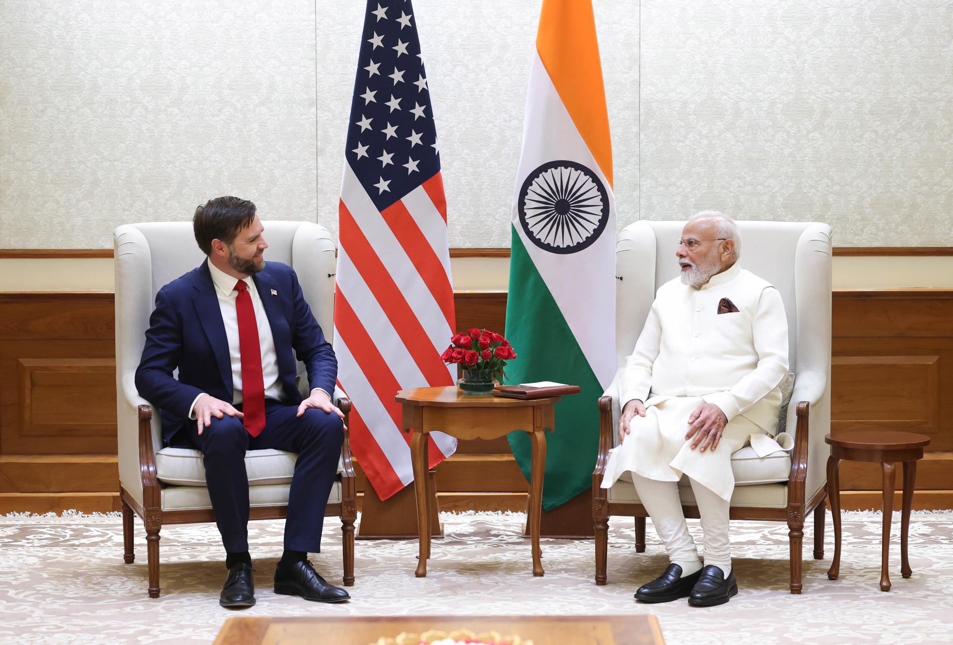 Una foto proporcionada por la oficina de Información muestra al primer ministro de la India, Narendra Modi (D), con el vicepresidente de los Estados Unidos, James David Vance (I), durante una reunión en Nueva Delhi, el 21 de abril de 2025. EFE/EPA/PRESS INFORMATON BUREAU HANDOUT HANDOUT EDITORIAL USE ONLY/NO SALES