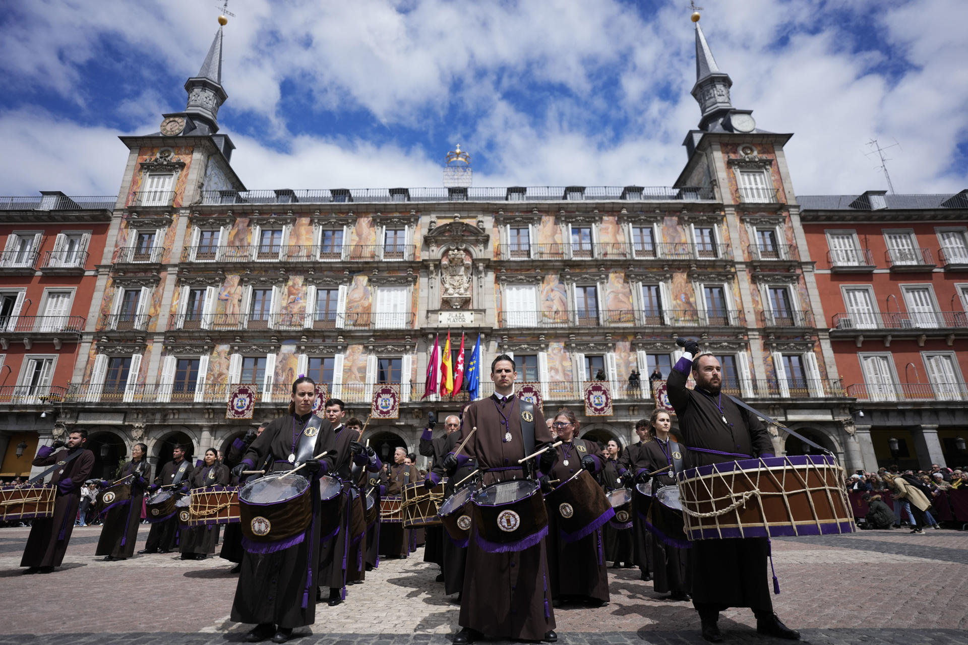 Tradicional tamborrada de Resurrección, que corre a cargo de la Cofradía de la Coronación de Espinas de Zaragoza y pone fin a la Semana Santa madrileña, a la que han asistido el alcalde de Madrid, José Luis Martínez-Almeida, y la regidora de Zaragoza, Natalia Chueca, este domingo en la Plaza Mayor de la capital. EFE/Borja Sánchez-Trillo