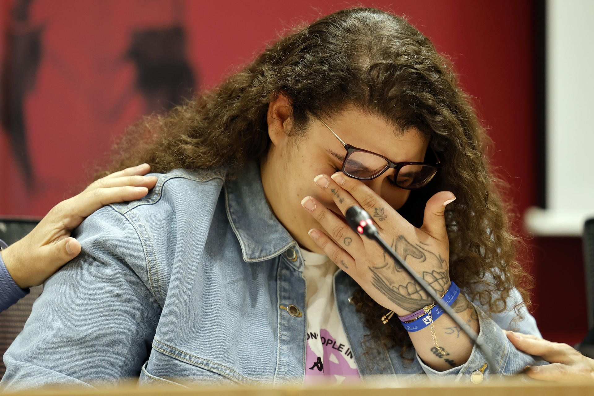 La joven catalana Fàtima Ofkir, amnistiada por el sultán de Omán tras siete años en prisión por una condena a cadena perpetua por tráfico de drogas, durante la rueda de prensa que ha ofrecido en Barcelona tras su regreso a España el pasado domingo. EFE/Toni Albir
