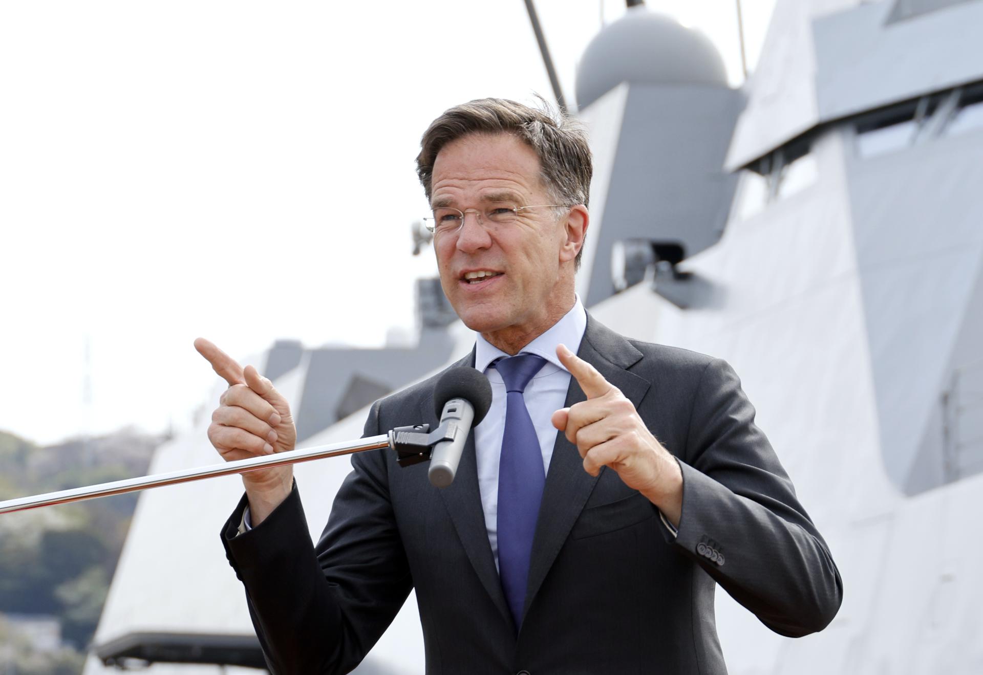 El secretario general de la OTAN, Mark Rutte, responde preguntas de miembros de los medios de comunicación tras una inspección de la fragata FFM Mogami de la Fuerza Marítima de Autodefensa de Japón en la Base de Yokosuka, cerca de Tokio, el 8 de abril de 2025. EFE/EPA/FRANCK ROBICHON