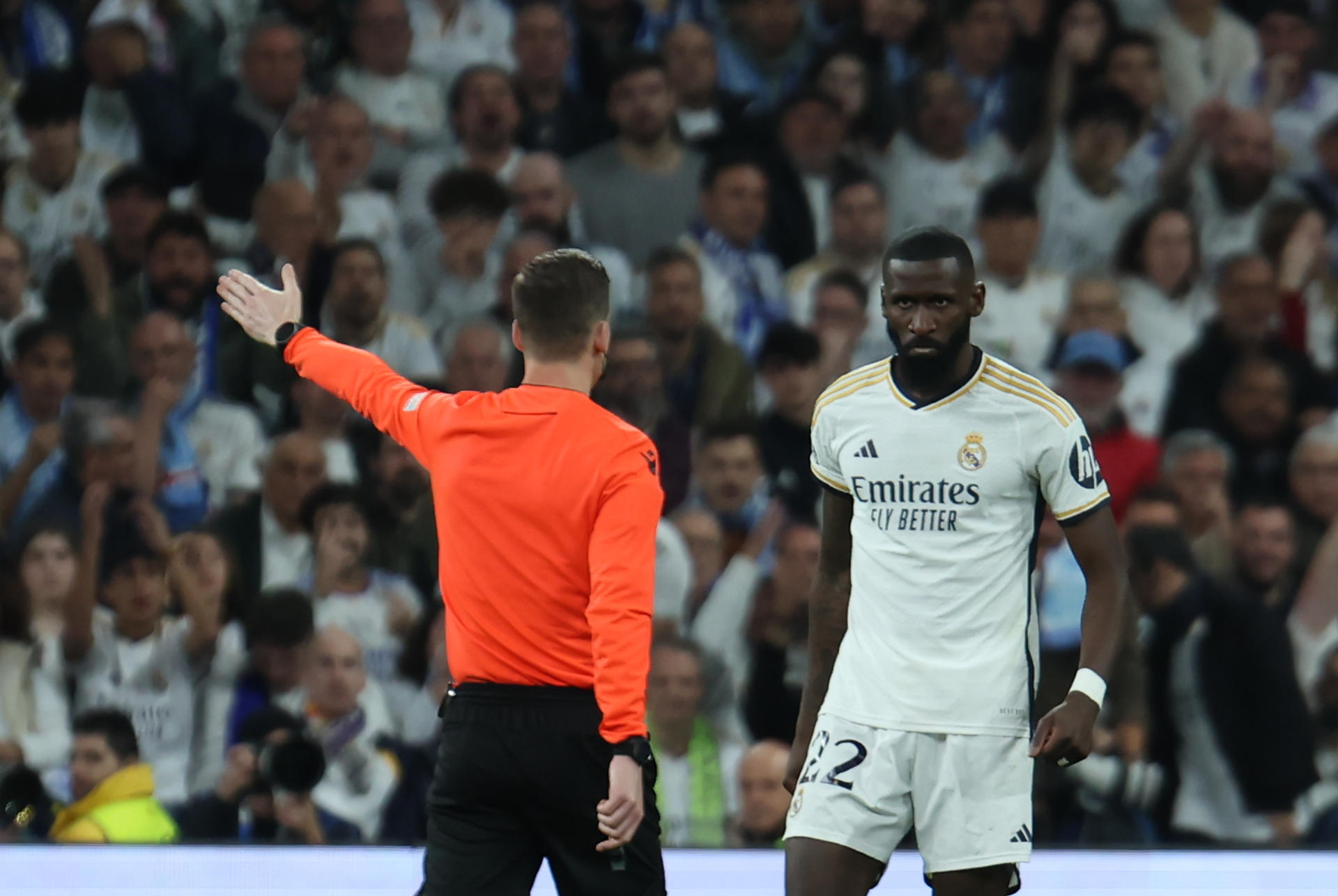 El colegiado francés Francois Letexier y el defensa alemán del Real Madrid, Antonio Rudiger, en una imagen de archivo. EFE / Kiko Huesca.