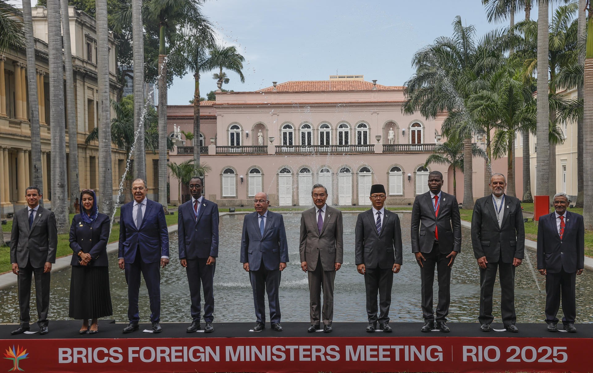 Desde la izquierda, el embajador de Egipto, Ragui El-Etreby; la ministra de Estado para la Cooperación Internacional de Emiratos Arabes Unidos, Reem Al-Hashimy; el canciller de Rusia, Sergey Viktorovich Lavrov; el canciller de Etiopia, Gedion Timothewos Hessebon; el canciller de Brasil, Mauro Vieira; el canciller de China, Wang Yi; el canciller de Indonesia, Sugiono; el ministro de Relaciones Internacionales y Cooperación de Sudafrica, Ronald Lamola; el viceministro de Asuntos Exteriores de la República Islámica de Irán sobre Diplomacia Económica, Seyed Rasoul Mohajer, y el embajador de India, Dammu Ravi, posan para una foto durante de la reunión de cancilleres de BRICS este lunes, en el Palacio de Itamaraty en Río de Janeiro (Brasil). EFE/ André Coelho